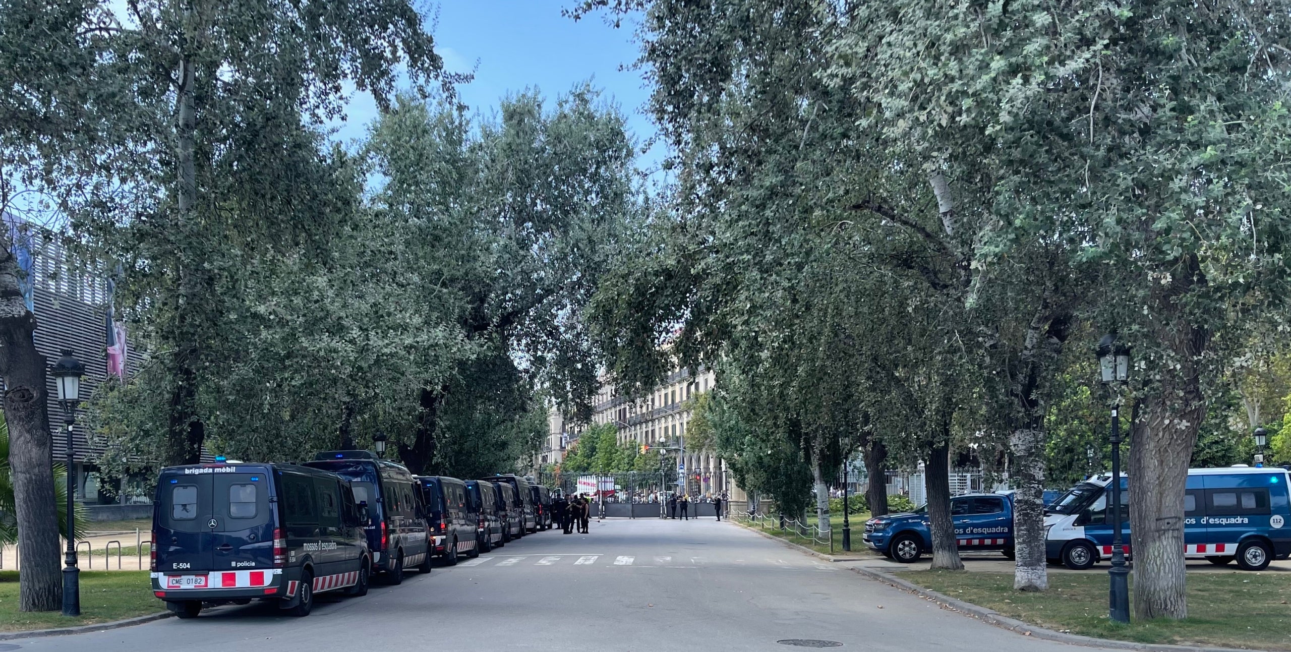 Una imatge de les furgonetes utilitzades avui per Mossos d'Esquadra per intentar arrestar Puigdemont/Quico Sallés
