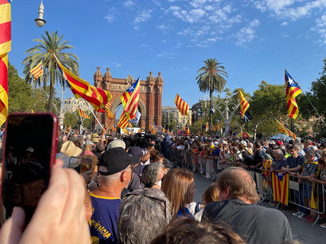 El passadís que li ha fet la gent a Carles Puigdemont per anar cap al Parlament en la tornada de l'exili / Quico Sallés