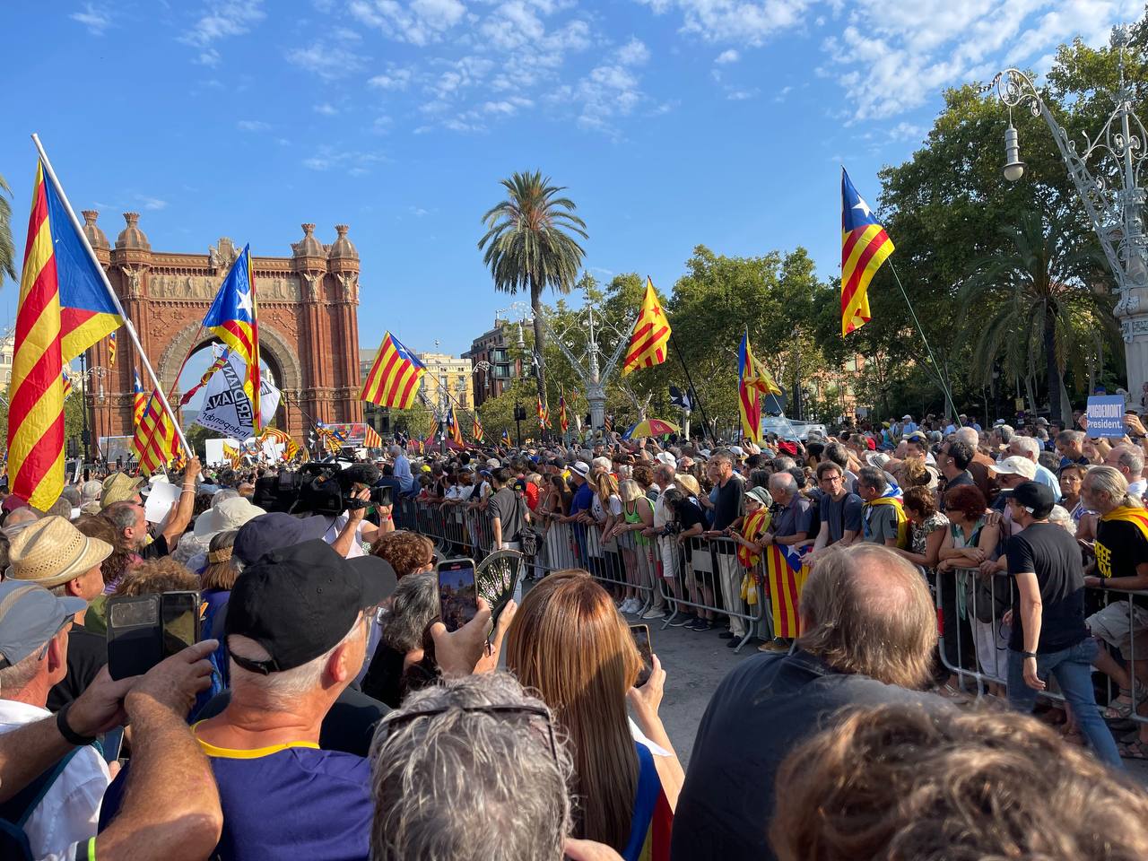 Els independentistes concentrats davant l'escenari preparat per a la intervenció de Puigdemont, al passeig Lluís Companys / Quico Sallés
