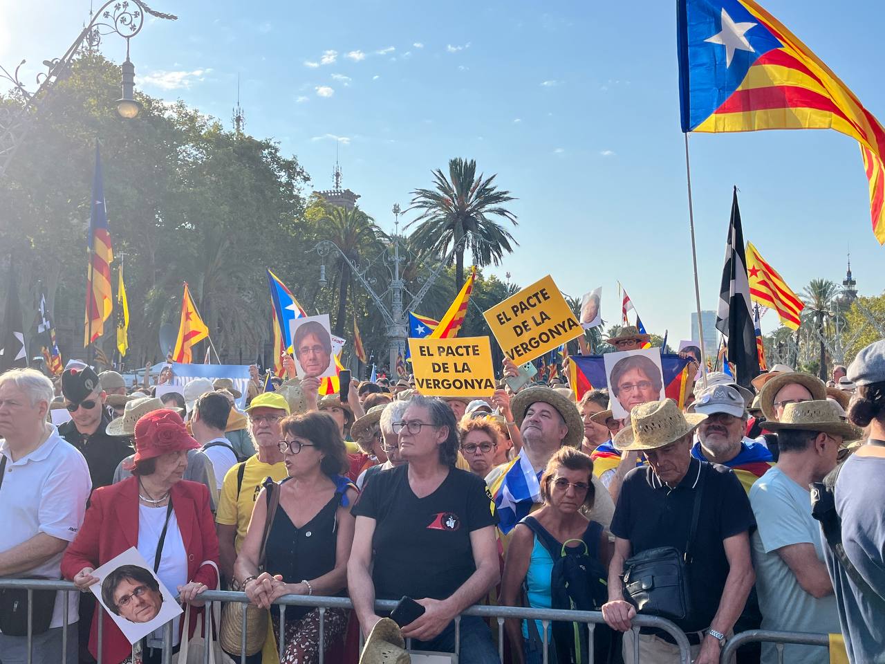 Manifestantes con carteles denunciando el pacto entre ERC y el PSC / Alberto Prieto