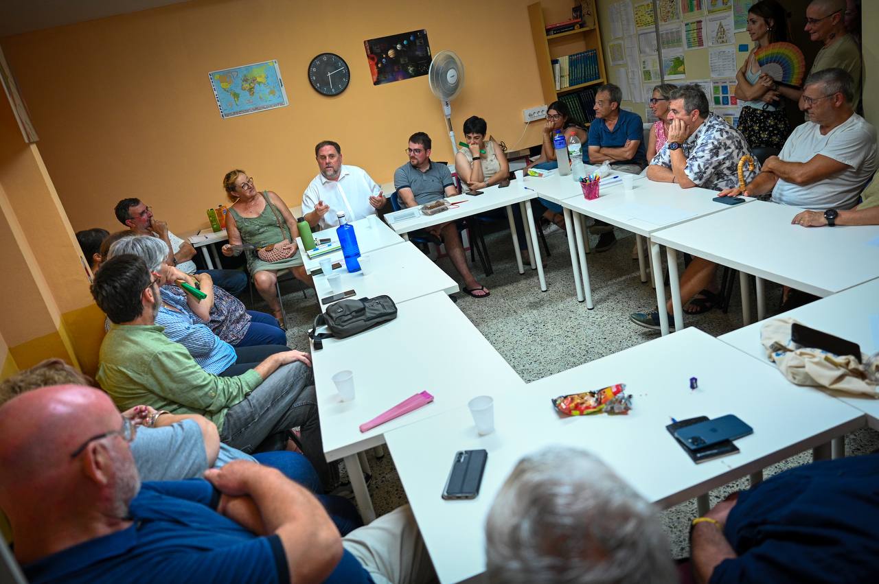 Oriol Junqueras, amb Pau Morales, al costat, en una trobada a Vilassar de Dalt/Junqueras Team