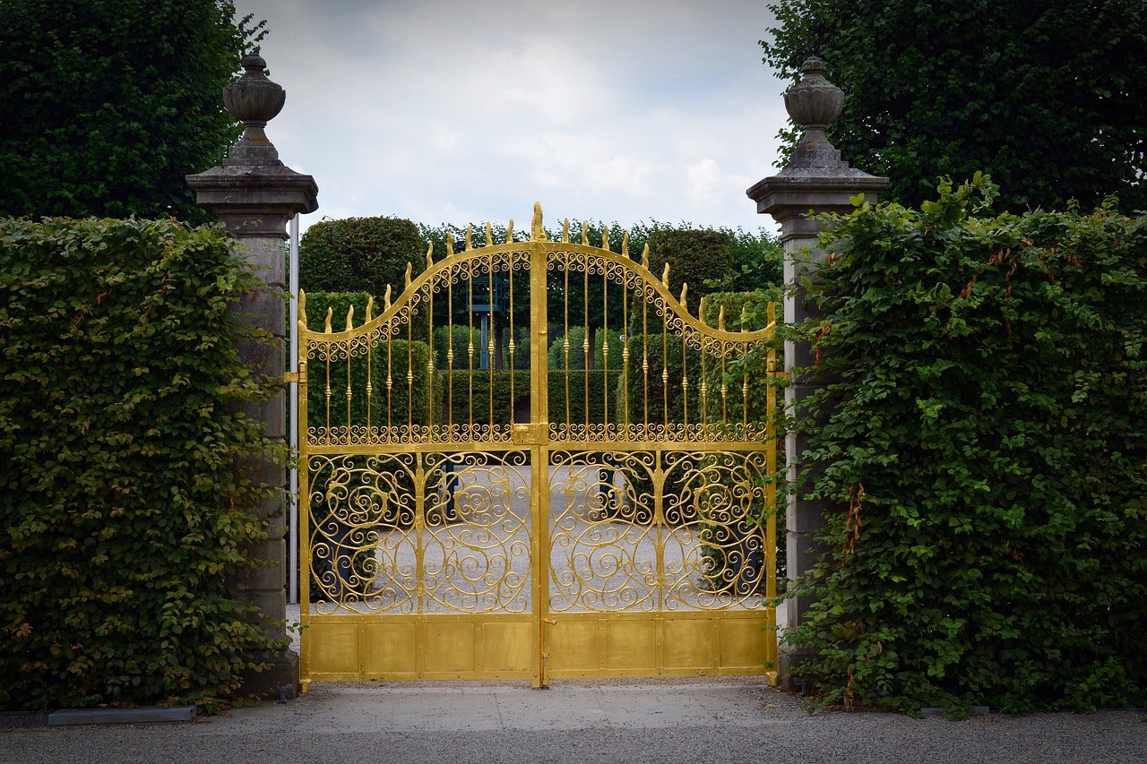 La reixa i la porta d'una casa senyorial que podria ser d'una família de la noblesa / Pixabay