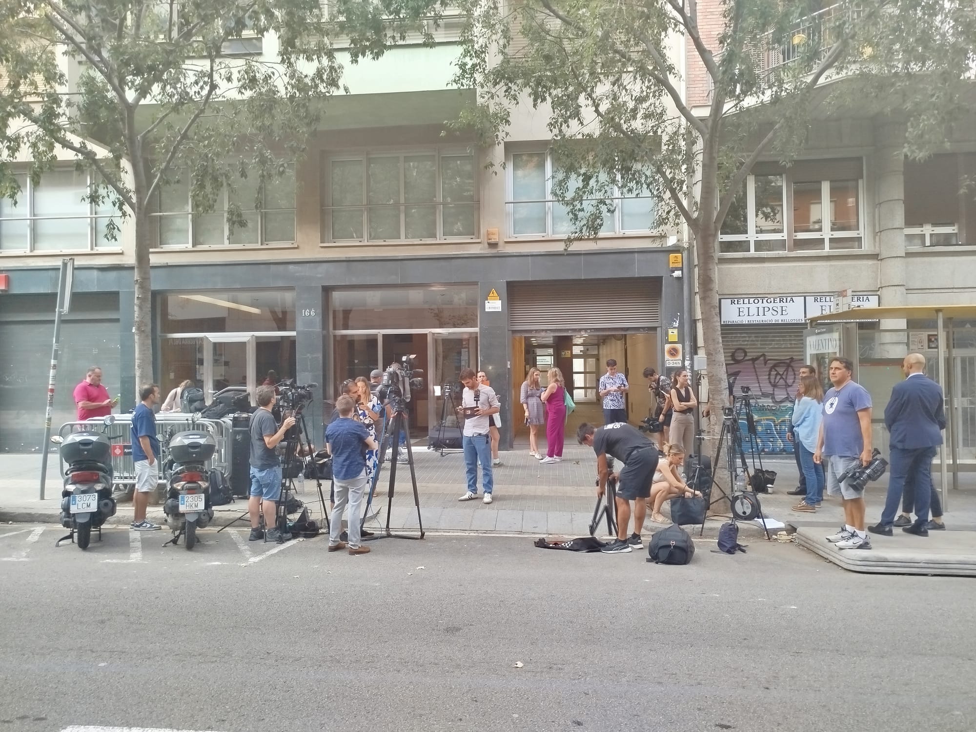 Una imatge de la seu d'ERC aquesta tarda amb una expectativa mediàtica molt alta