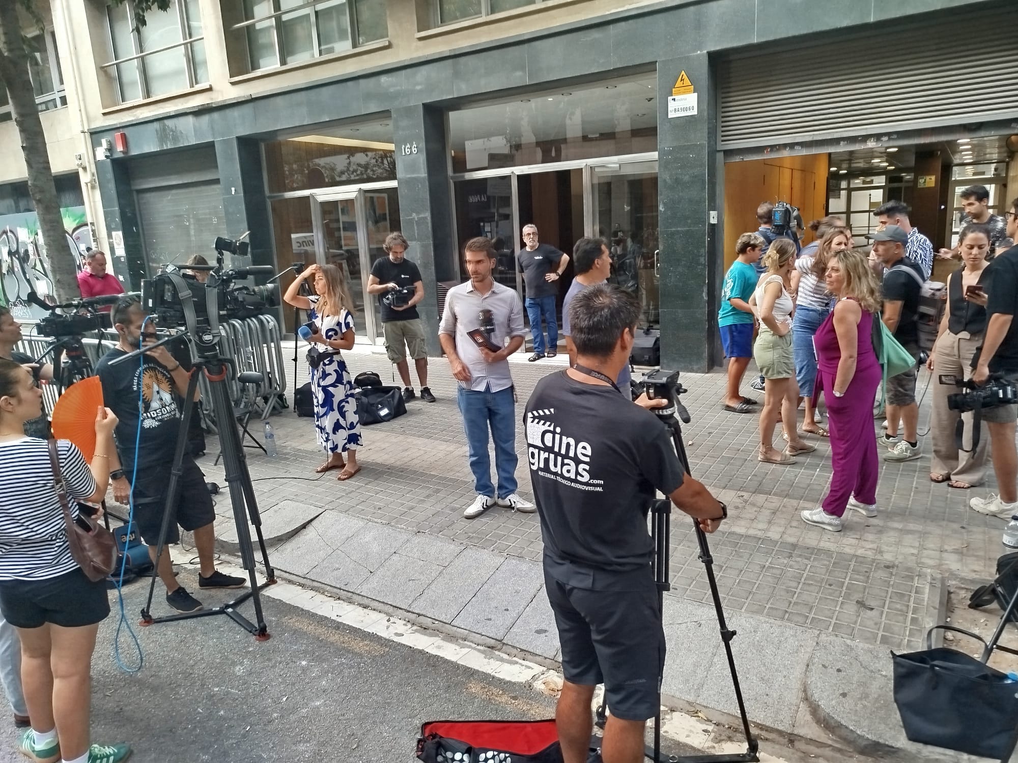 Una imatge de la seu d'ERC aquesta tarda amb una expectativa mediàtica molt alta