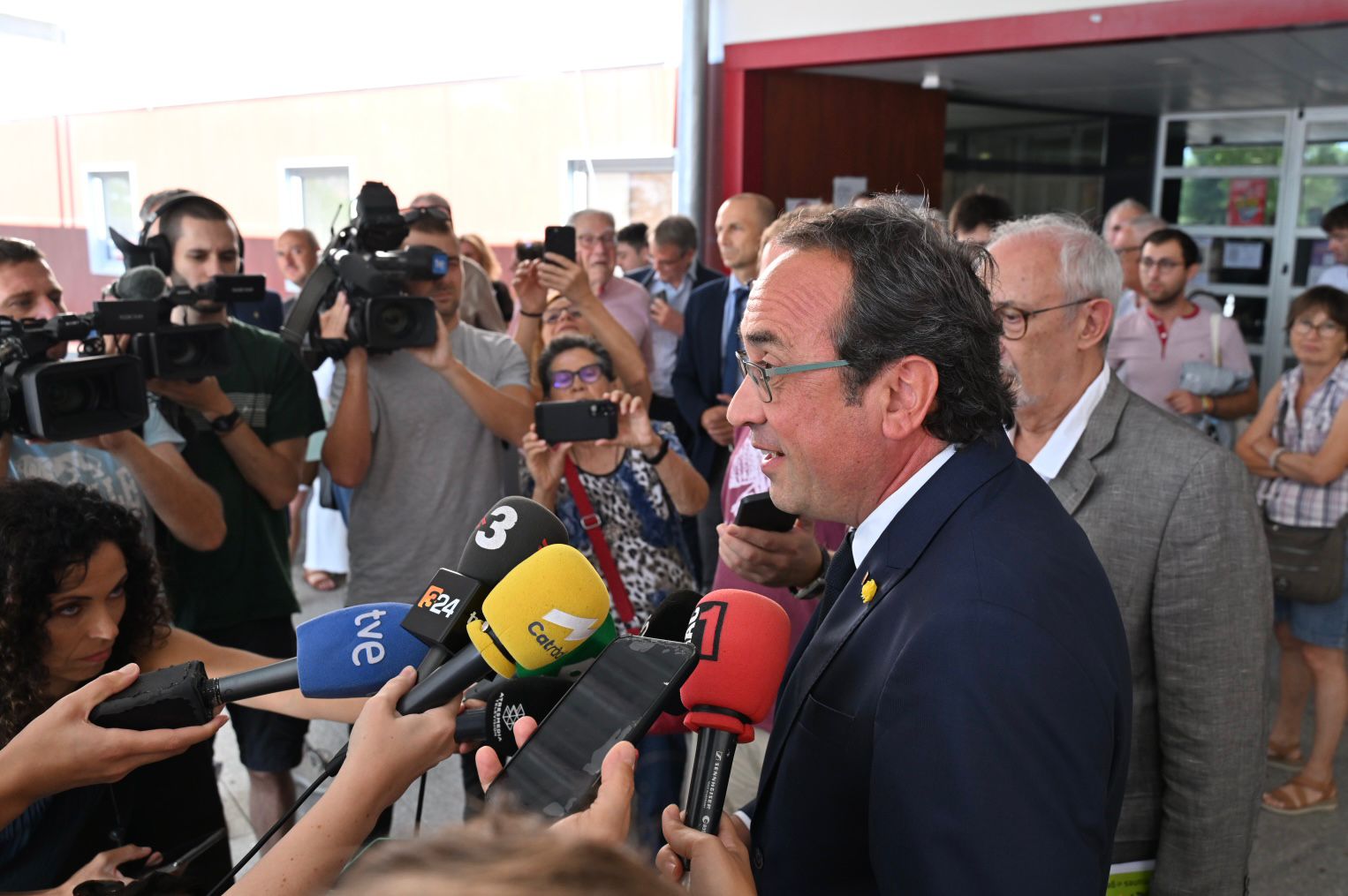Josep Rull, en la seva arribada a Prada atenent la premsa destacada al'UCE/Josep Maria Montaner-UCE