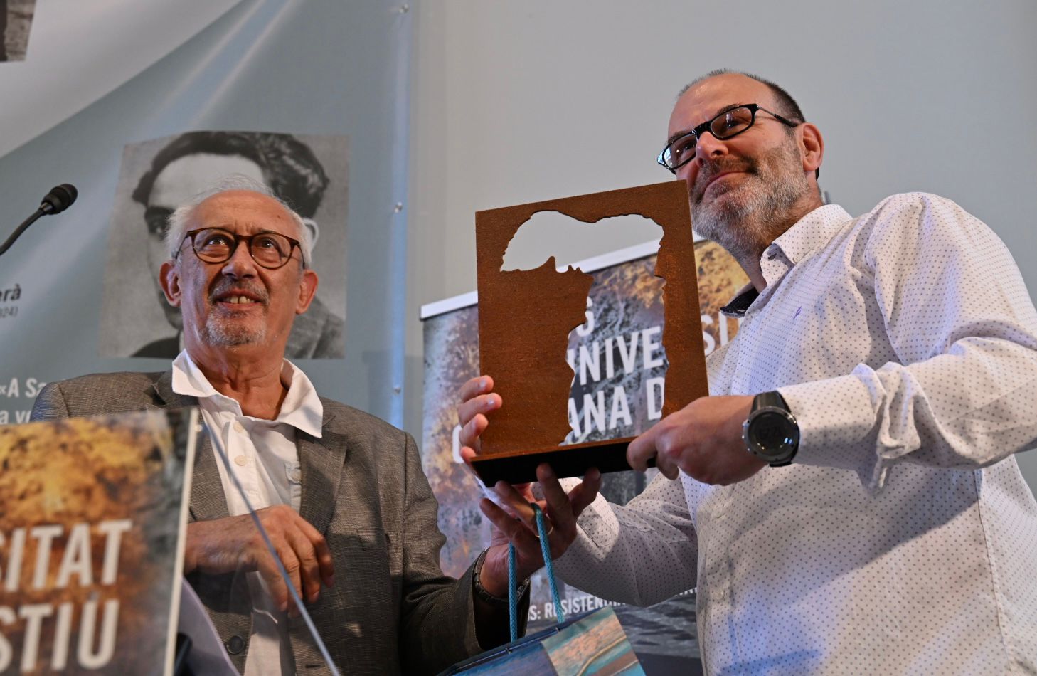 El rector de la UEC, Jordi Cassasses, i el president de la Plataforma per la Llengua, Òscar Escuder, en el moment de rebre el premi Canigó/ Josep Maria Montaner-UCE