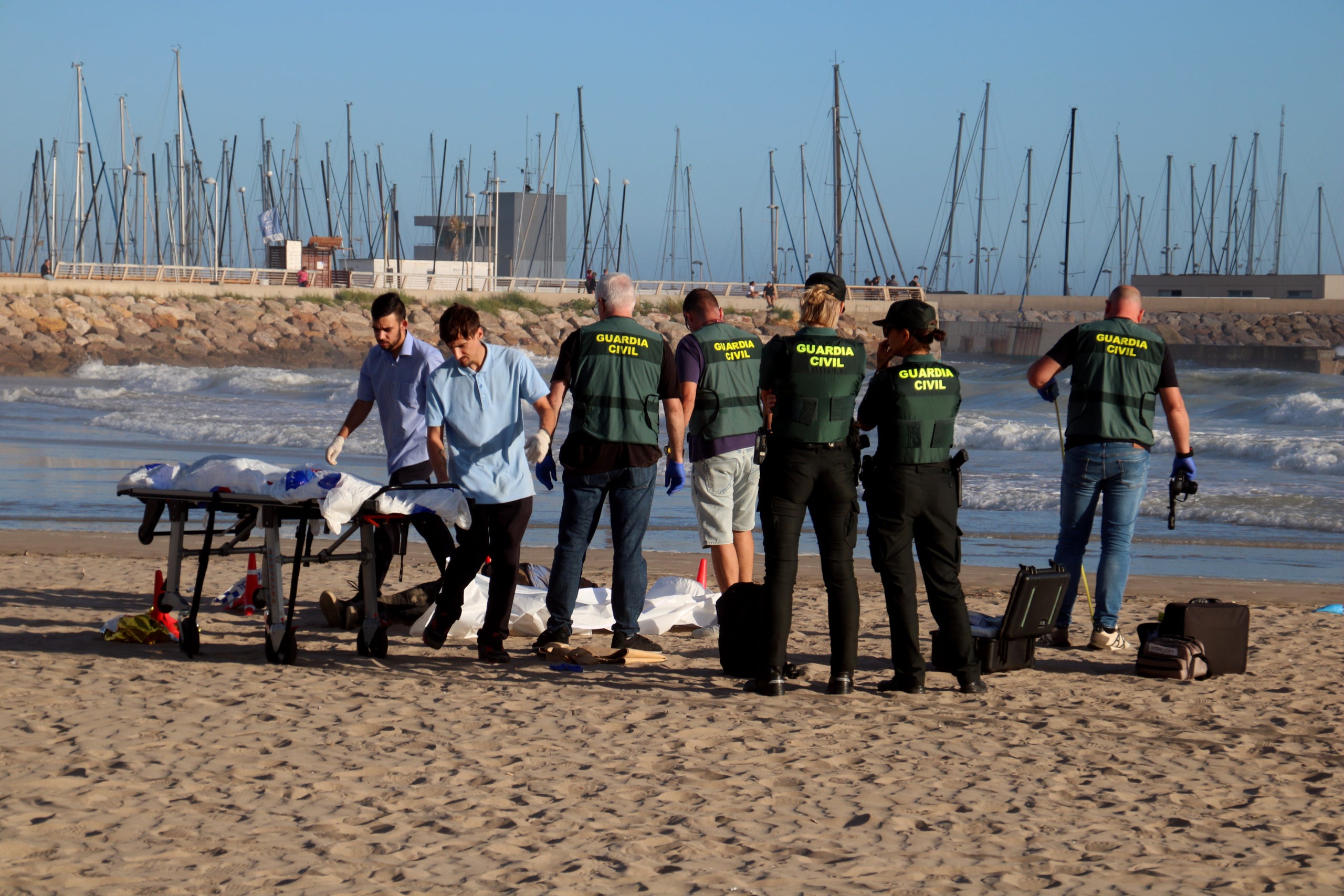 Agents de la Guàrdia Civil treballant en l'aixecament del cadàver trobat en una platja de Calafell | ACN
