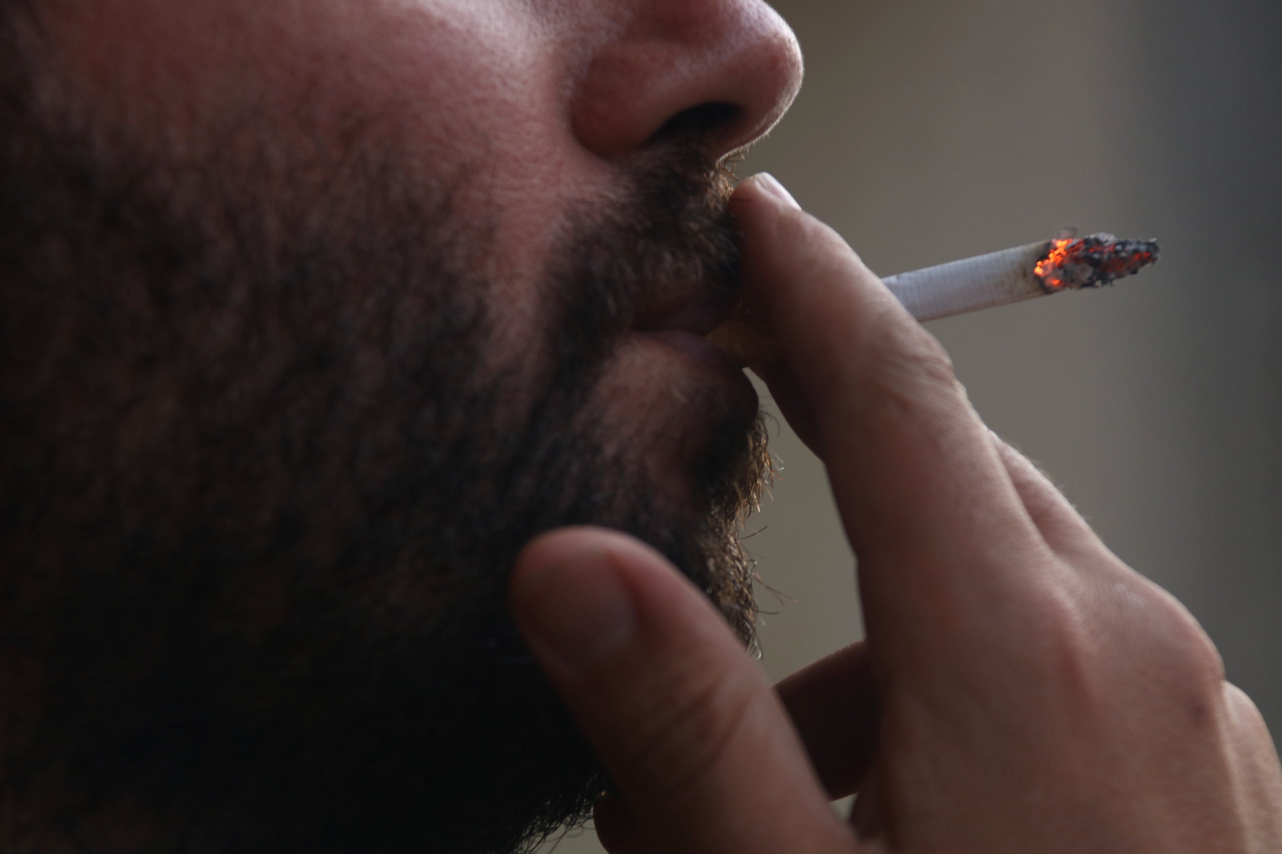Imatge d'arxiu d'un home fumant una cigarreta / ACN