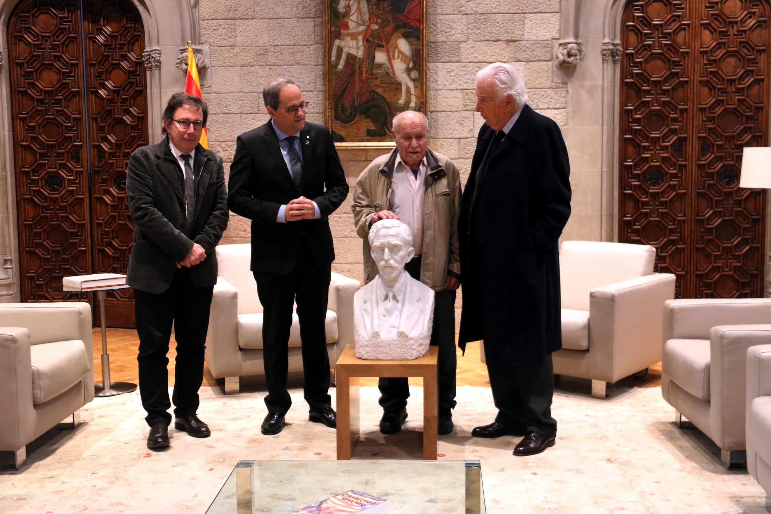 El president Torra en rebre el president i el director de la Fundació Vila Casas, Antoni Vila Casas i Àlex Susanna, respectivament, quan van donar el bust de Francesc Macià, obra de l'escultor Mariano Andrés Vilella,el 23 de desembre del 2019/ACN