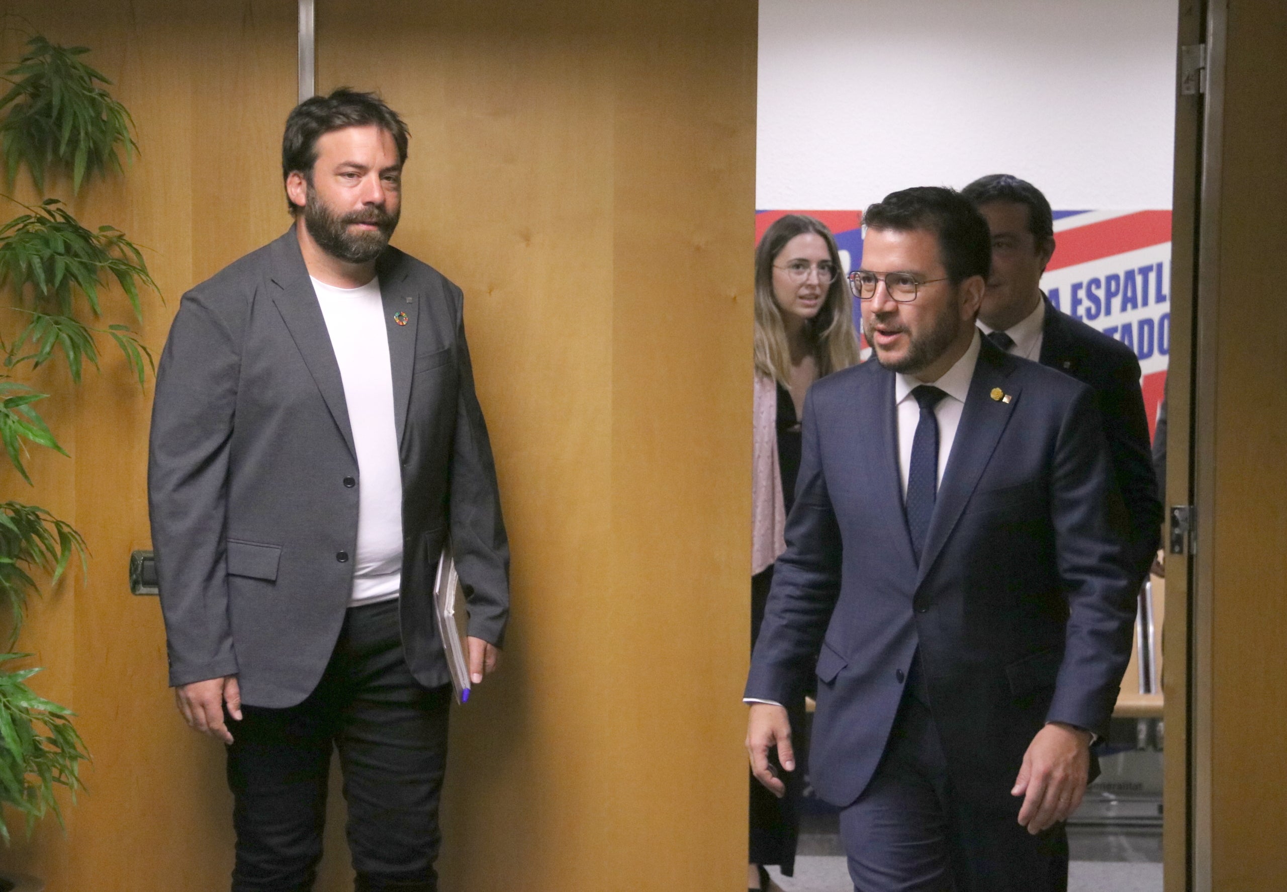 El director de l'Agència Catalana de Residus, Isaac Peraire, amb l'expresident de la Generalitat, Pere Aragnès, en una foto d'arxiu / ACN
