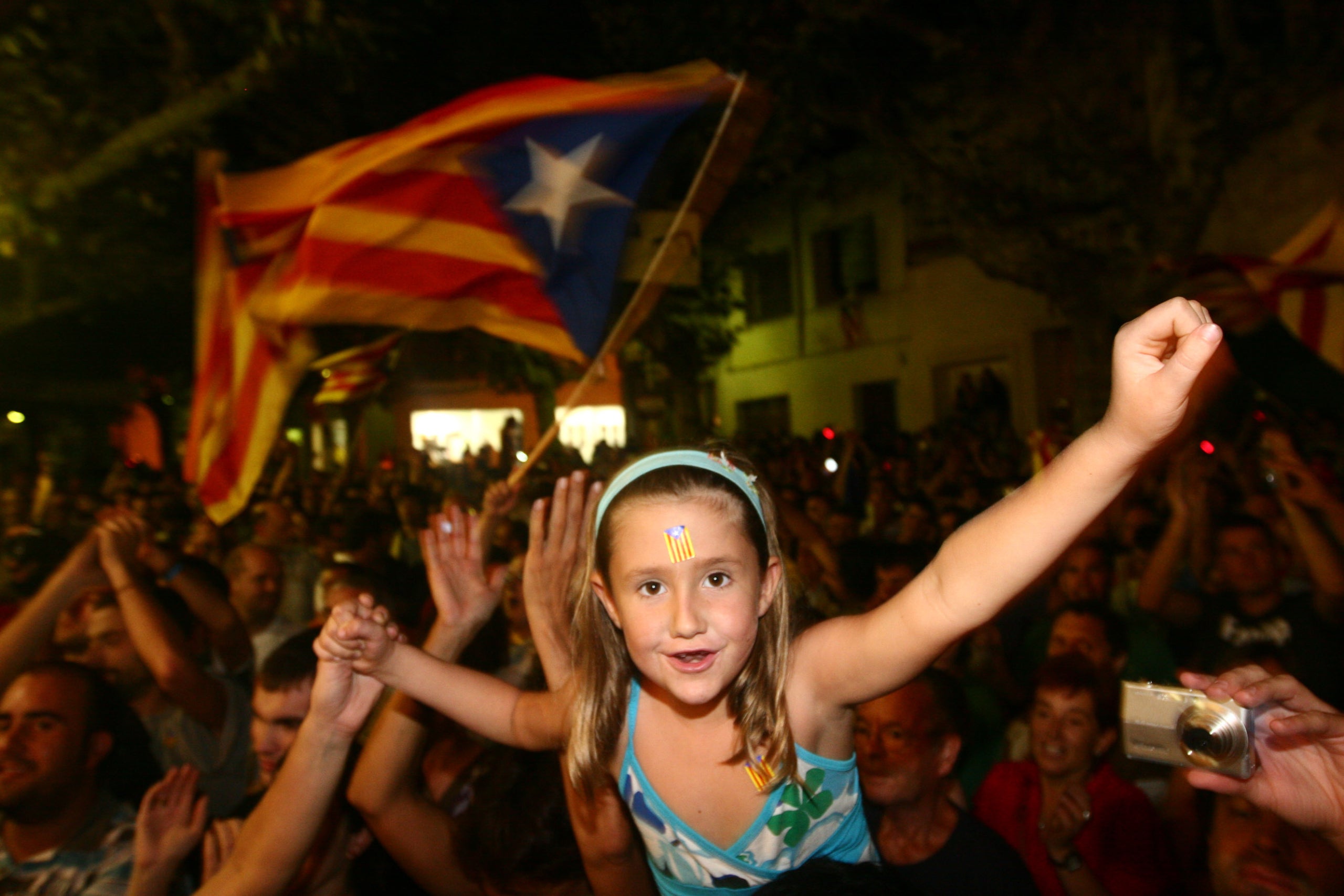 Una nena en la celebració dels resultats de la primera consulta independentista, celebrada el 13 de setembre de 2009 a Arenys de Munt / ACN