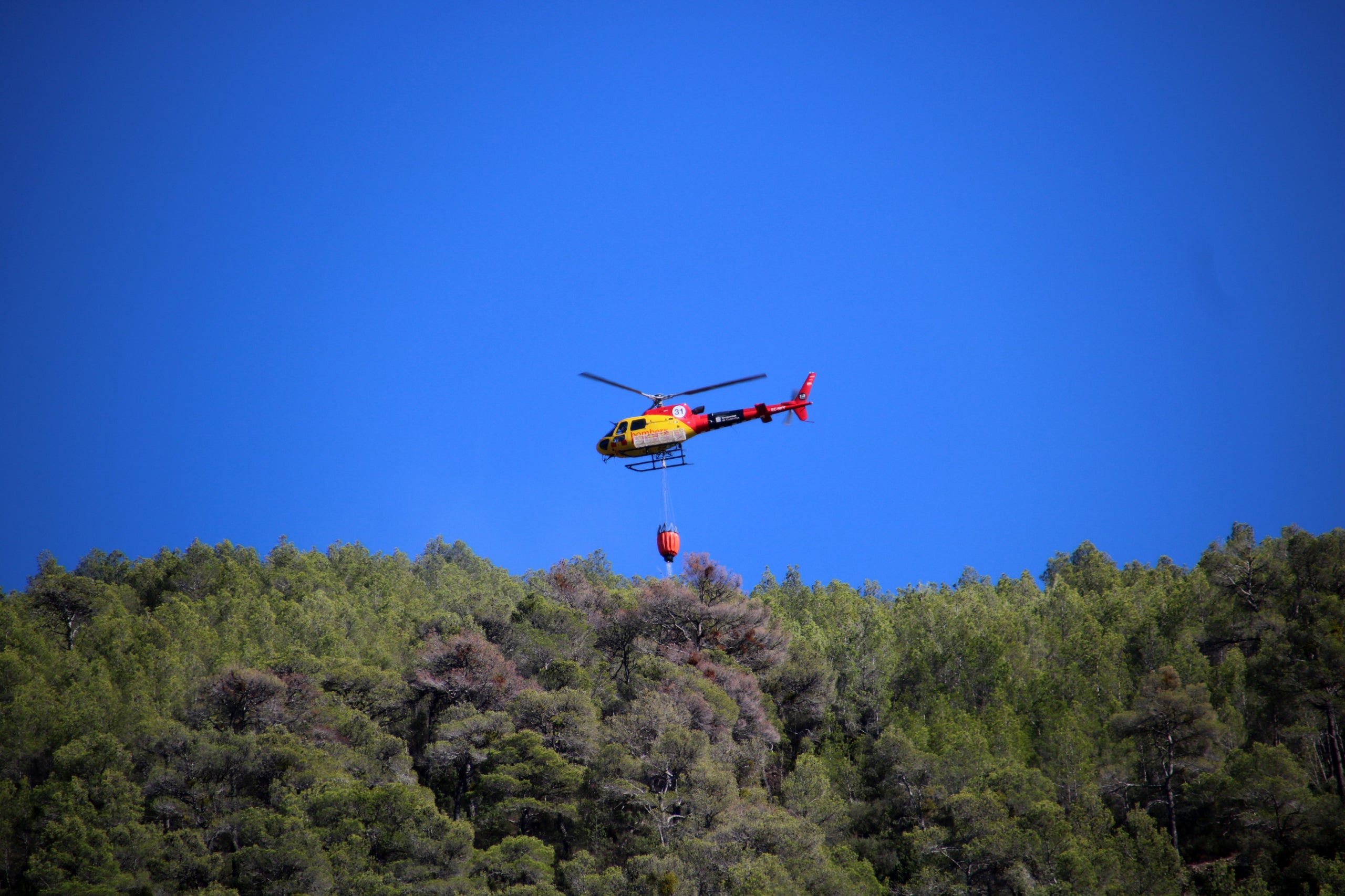Un helicòpter al foc de Cabacés | Jordi Marsal/Mar Rovira (ACN)