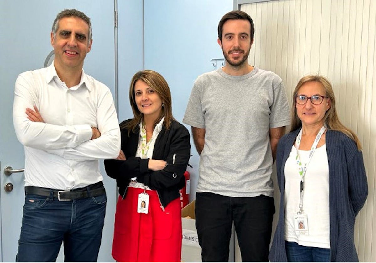 Manel Esteller, a l'esquerra, amb uns investigadors / ACN
