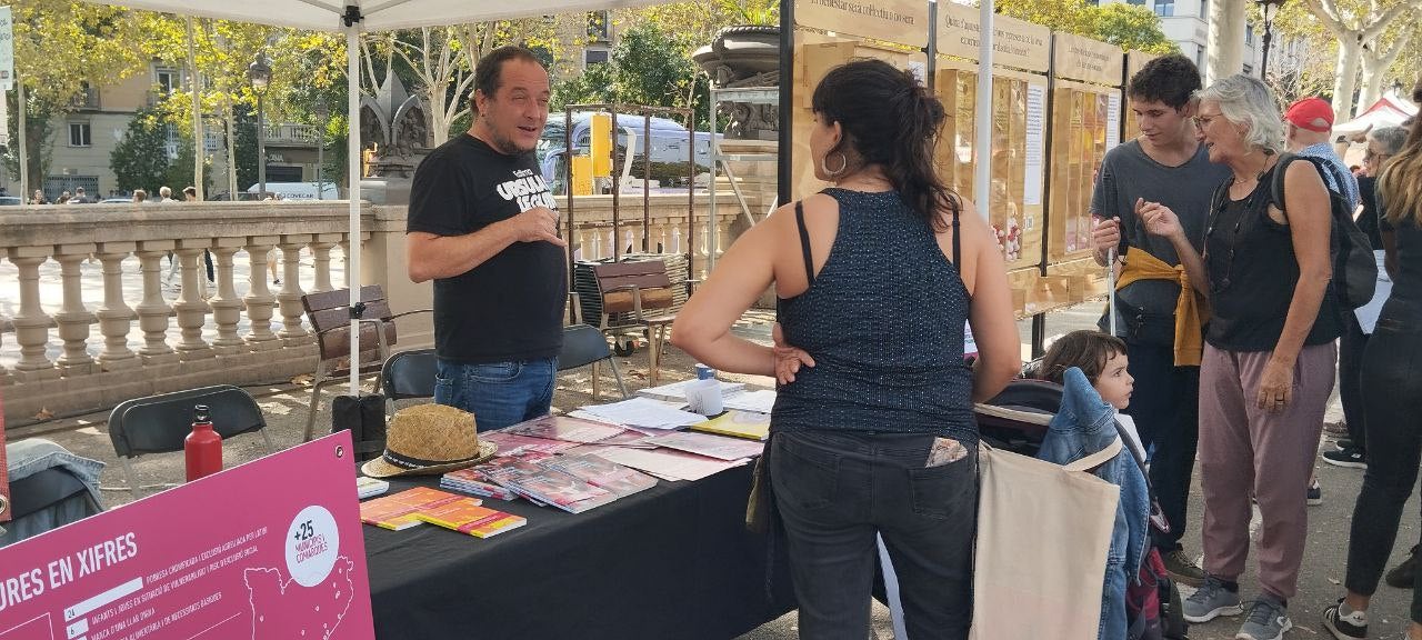 L'exdiputat de la CUP David Fernàndez, en una paradeta a l'Arc de Triomf on es convida a reflexionar sobre les mancances en l'habitatge a Catalunya / Gemma Aguilera