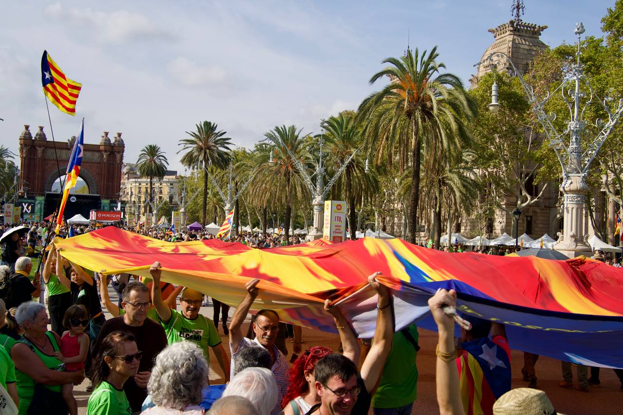 Manifestants esperen l'inici dels parlaments de la manifestació de la Diada de l'Onze de Setembre / Mireia Comas