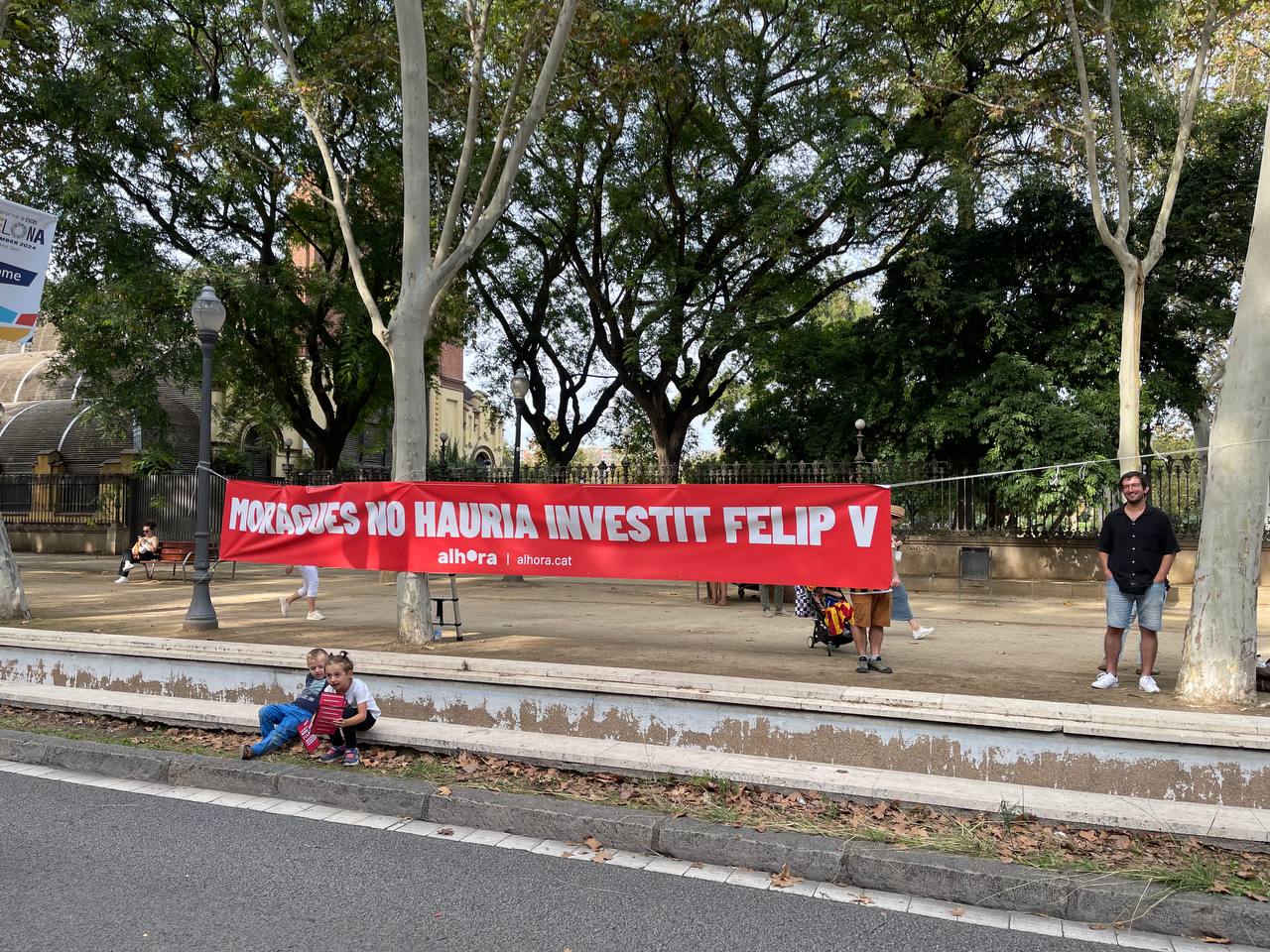 'Moragues no hauria investit Felip V', resa una pancarta d'Alhora col·locada al passeig de Picasso de Barcelona amb motiu de la Diada del 2024 / Quico Sallés
