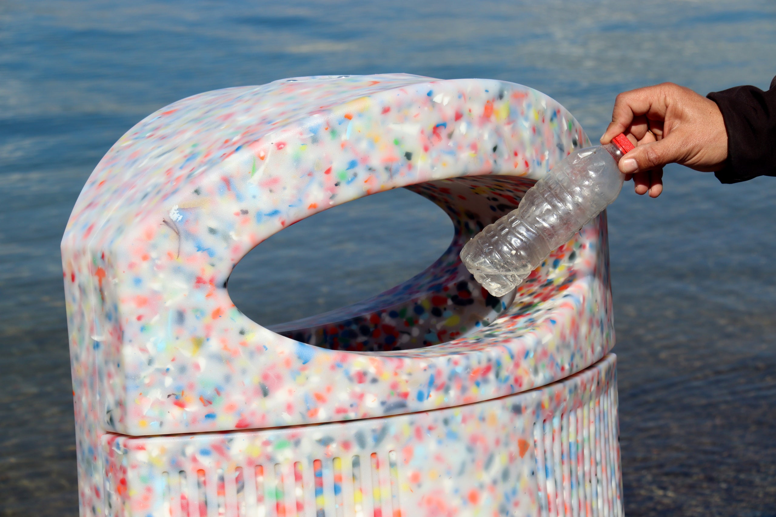 Una de les papereres fabricades amb plàstic reciclat
/ Neus Bertola (ACN)
