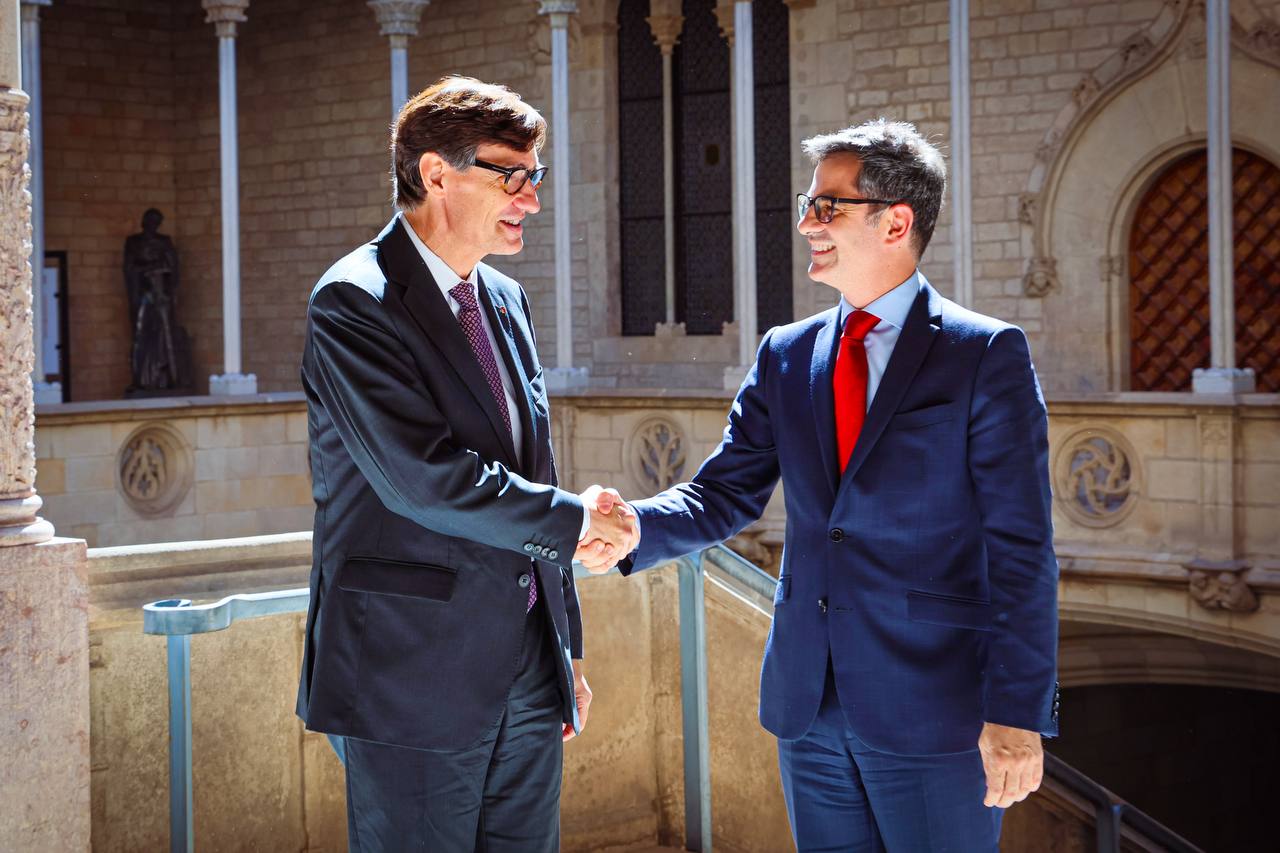 El presidente de la Generalitat, Salvador Illa, con el ministro de la Presidencia, Félix Bolaños, justo antes de reunirse en el Palau / ACN