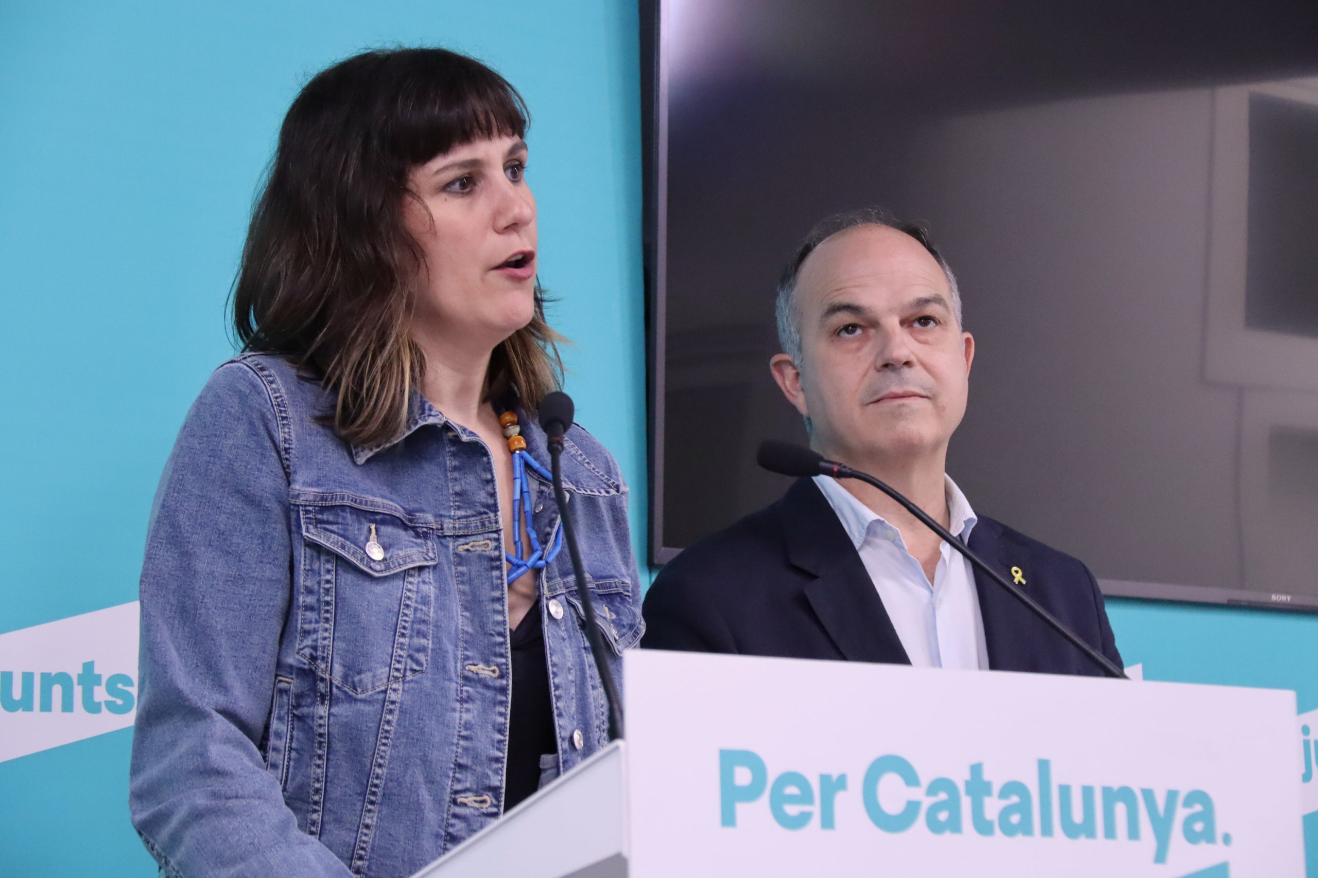 El secretari general de Junts, Jordi Turull, i la vicepresidenta del partit, Aurora Madaula, llegeixen un comunicat conjunt aquest dilluns / Nico Tomás / ACN