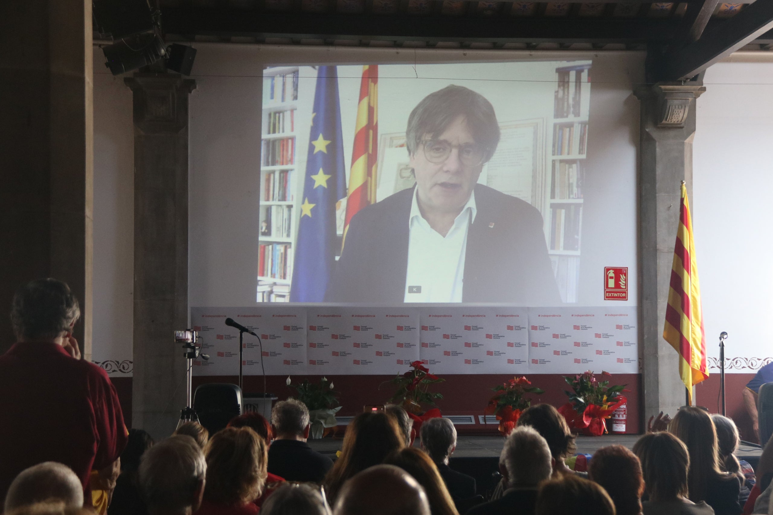 El expresidente de la Generalitat Carles Puigdemont interviene telemáticamente en un acto del Consell de la República para conmemorar los siete años del 1 de octubre | Maria Asmarat (ACN)