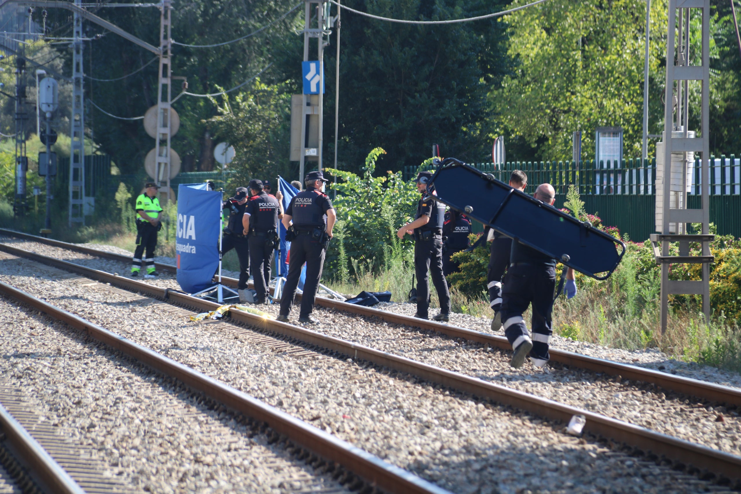 Agents dels Mossos d'Esquadra en un punt de les vies del tren a Montcada i Reixac on hi ha hagut un atropellament mortal / ACN (Àlex Recolons)