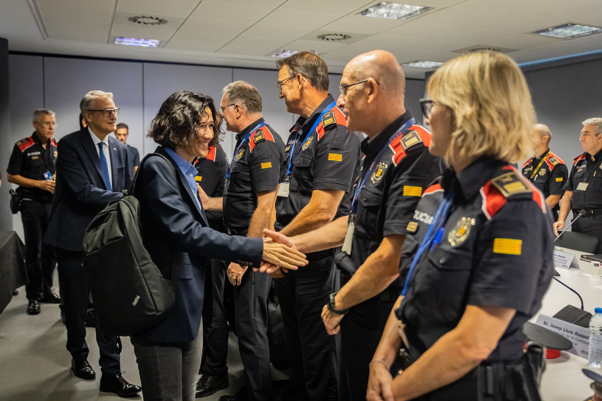 Parlon saluda els comandaments abans de la reunió | Interior, Generalitat