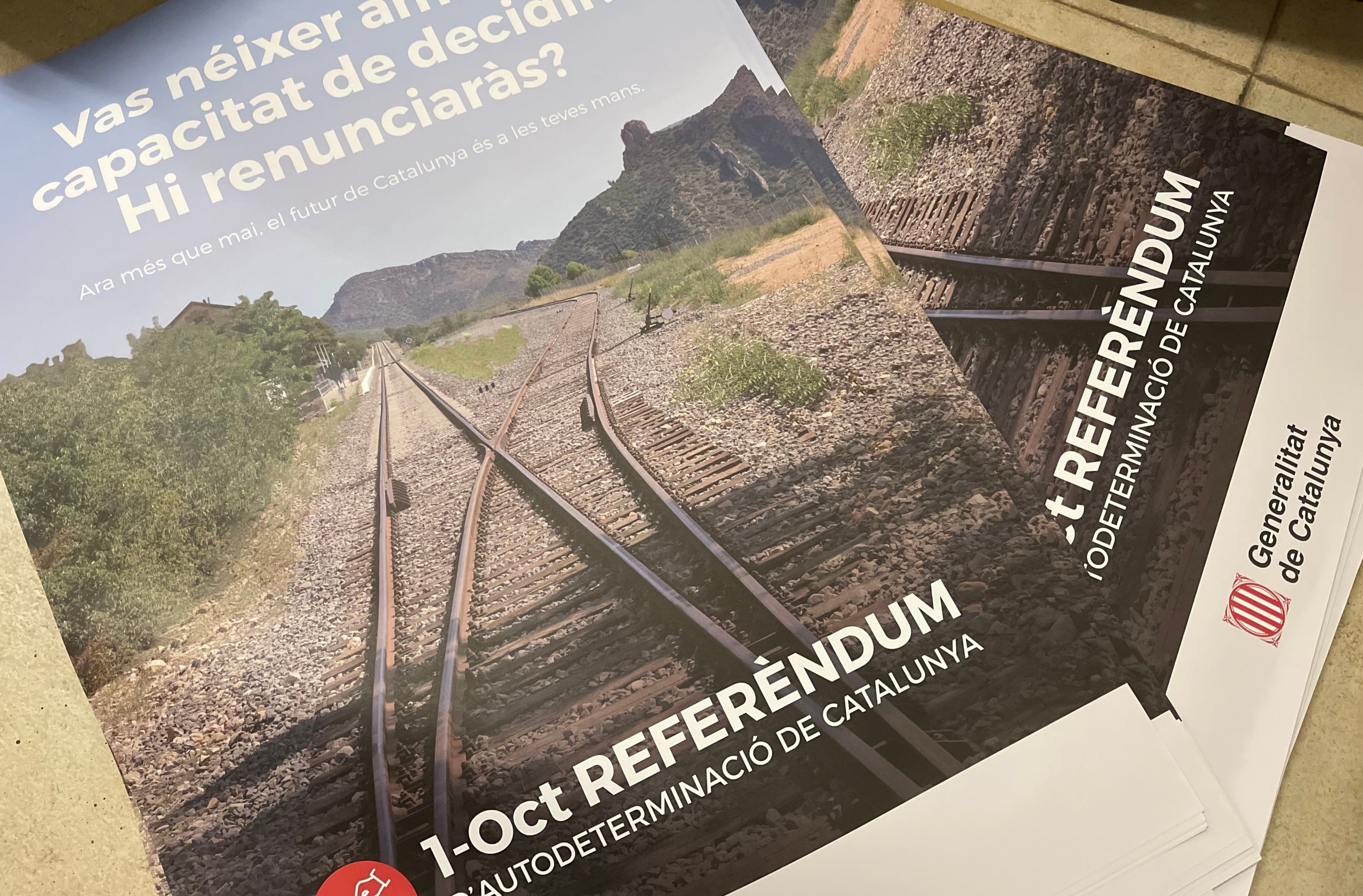 Cartells de les vies del tren pel referèndum del Primer d'Octubre conservats en un magtazem/Quico Sallés