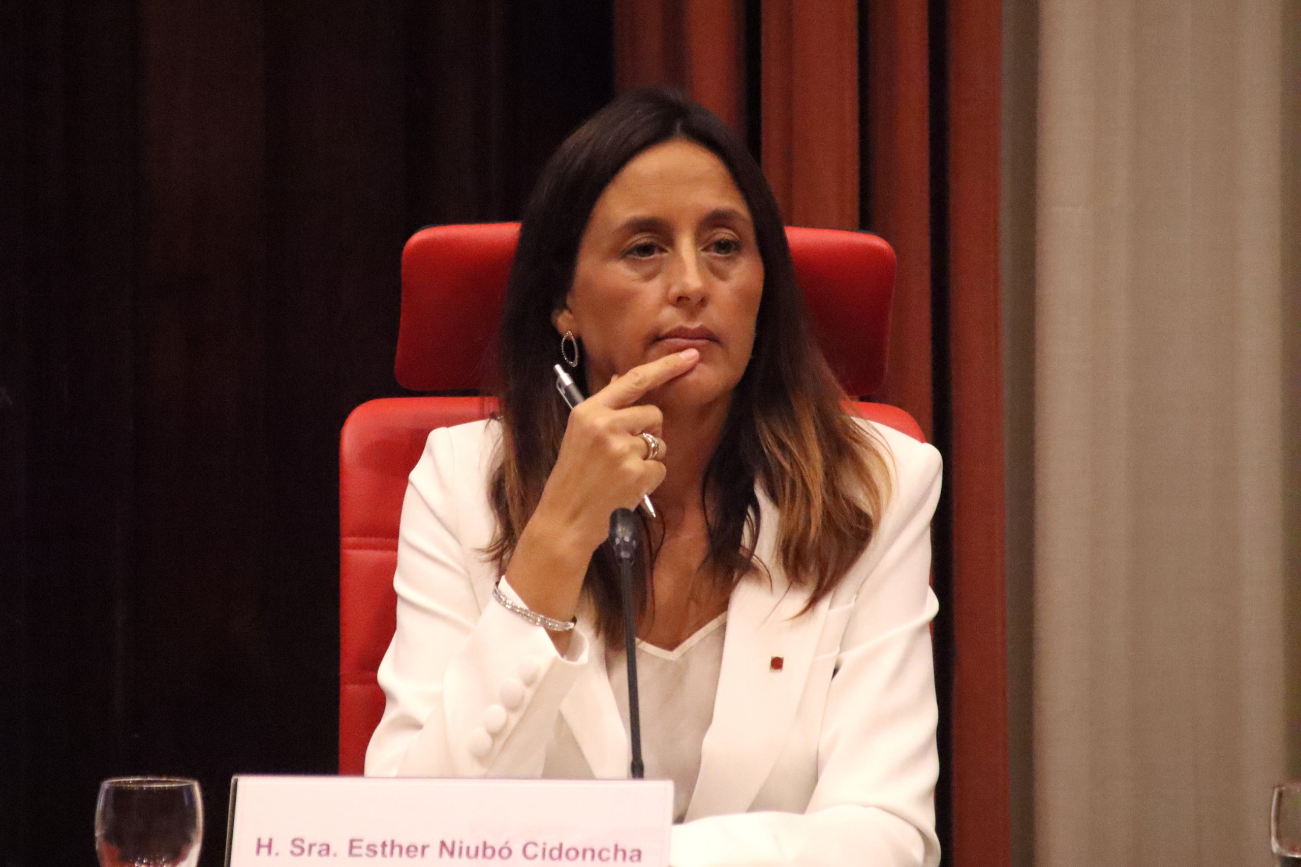 La consellera d'Educació, Esther Niubó, a la Comissió d'Educació del Parlament / ACN
