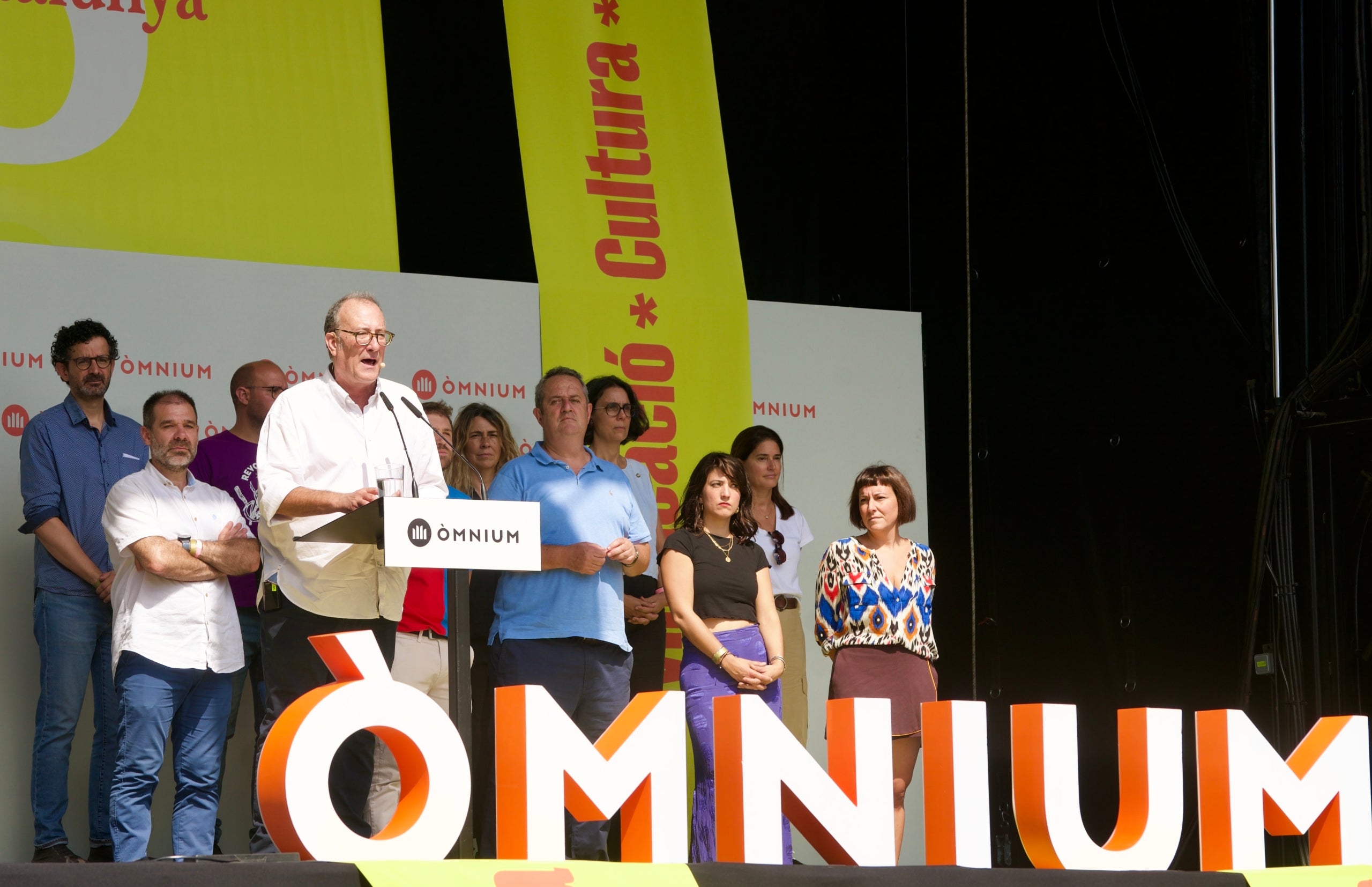 El president d'Òmnium Cultural, Xavier Antich, durant el seu discurs de la Diada 2024, amb la junta directiva al darrere / Mireia Comas