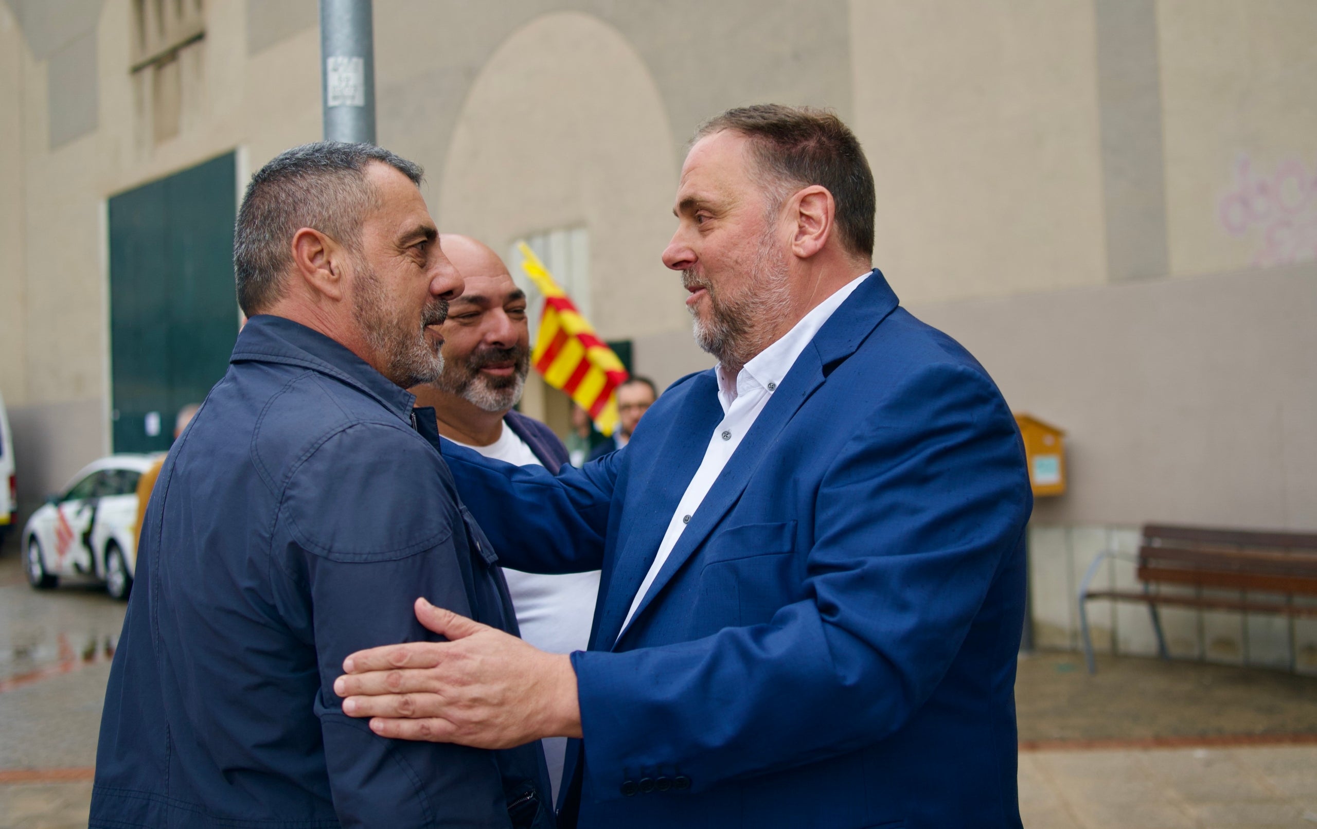 Oriol Junqueras saluda un militant a l'entrada de La Passió d'Olesa de Montserrat/Mireia Comas