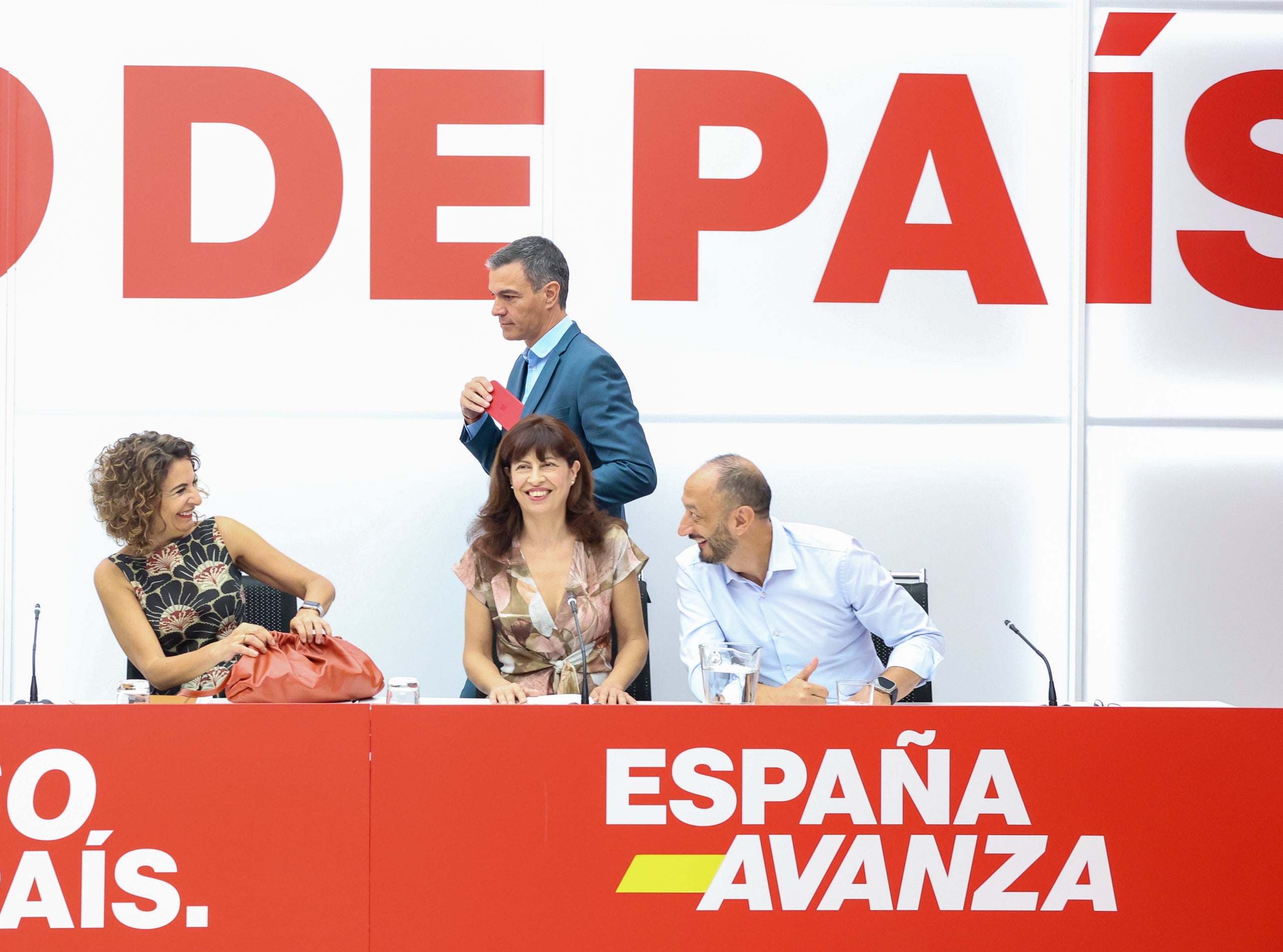 La sotssecretària general del PSOE, vicepresidenta primera i ministra d'Hisenda, María Jesús Montero; la ministra d'Igualtat, Ana Redono, el president del Govern i Secretari General del PSOE, Pedro Sánchez i el vicepresident primer del Congrés, Alfonso Rodríguez Gómez de Celis, durant la reunió de l'Executiva Federal, en la seu del PSOE / Europa Press (Marta Fernández)