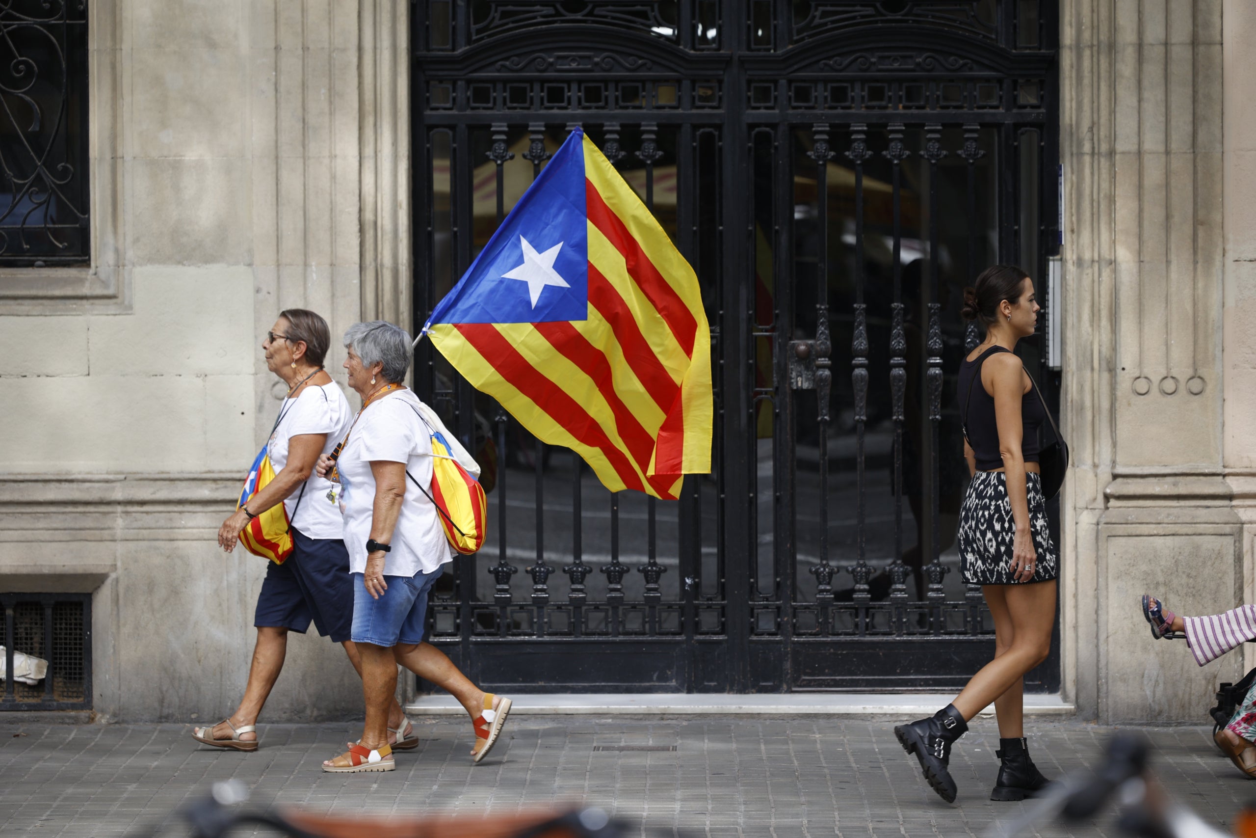 Dues dones amb banderes de l'estelada durant una acte d'ERC per la Diada, de l'11 de setembre de 2024, a Barcelona / Europa Press