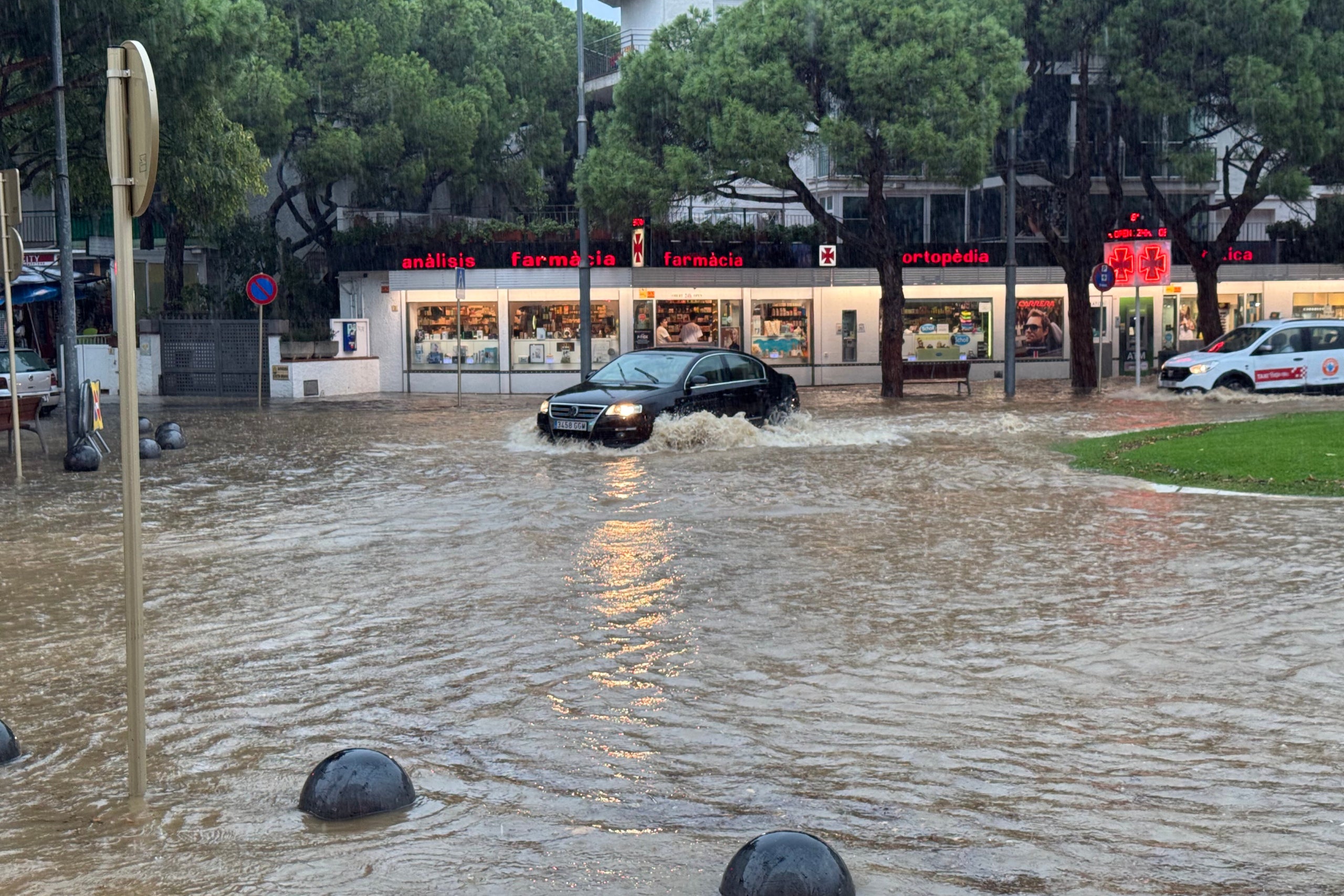 Un cotxe circula per una rotonda de Platja d'Aro totalment inundada per un fort episodi de pluges el 2024 / ACN