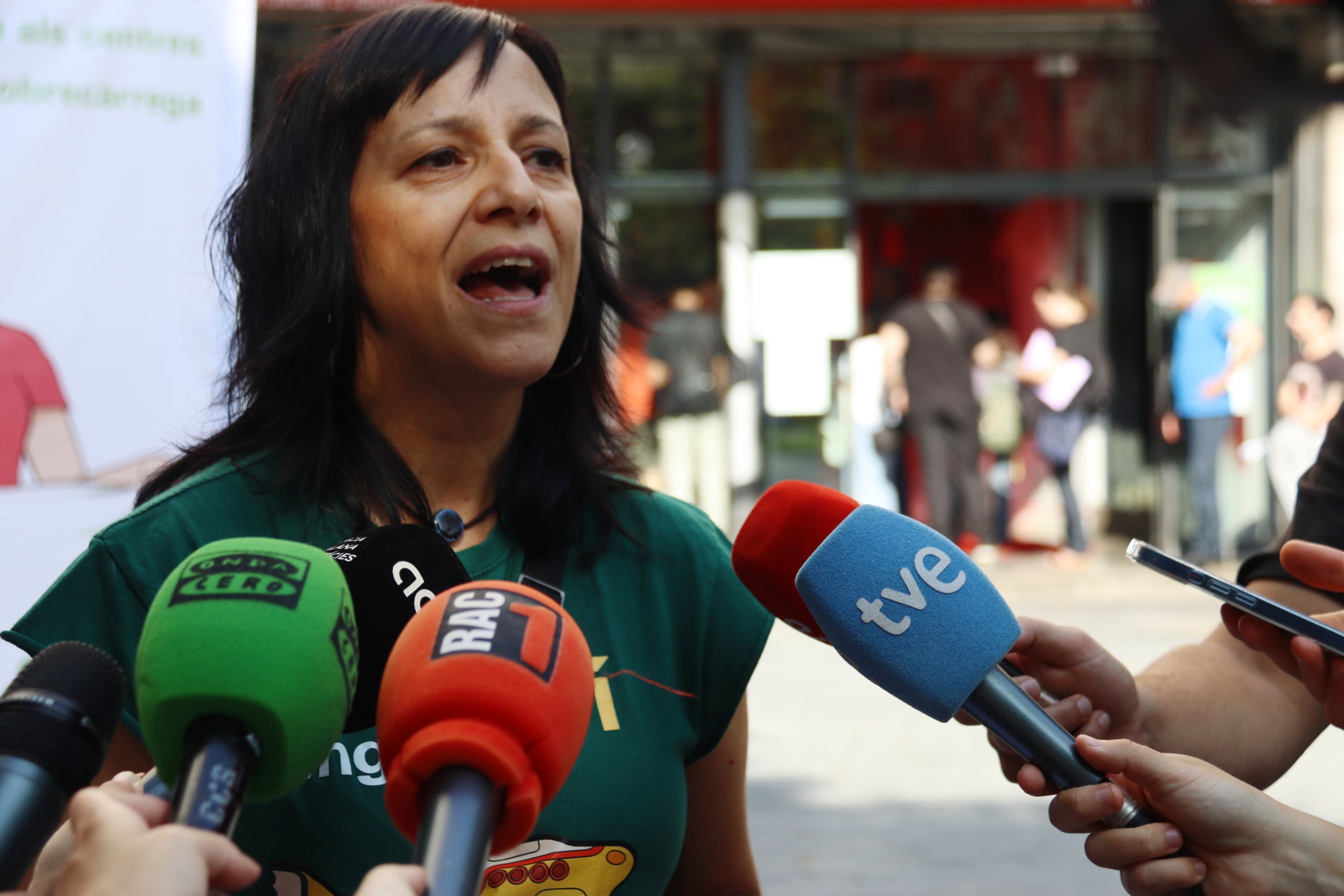 La portaveu d'USTEC, Iolanda Segura, en una atenció als periodistes sobre les escoles oficials d'idiomes coincidint amb el seu inici de curs, davant l'EOI Drassanes / ACN