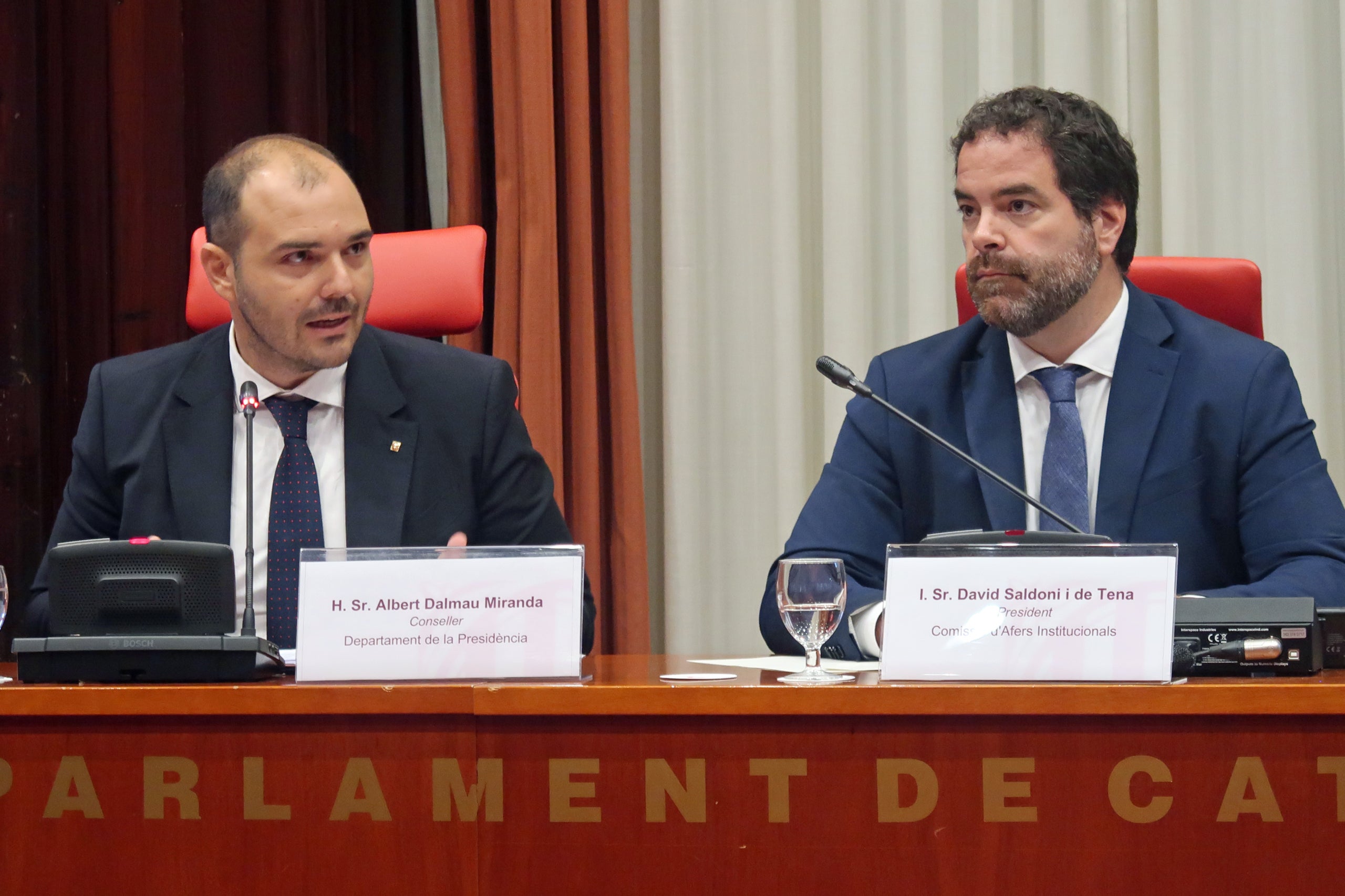 El conseller de la Presidència, Albert Dalmau, compareix davant la comissió d’Afers Institucionals / Parlament
