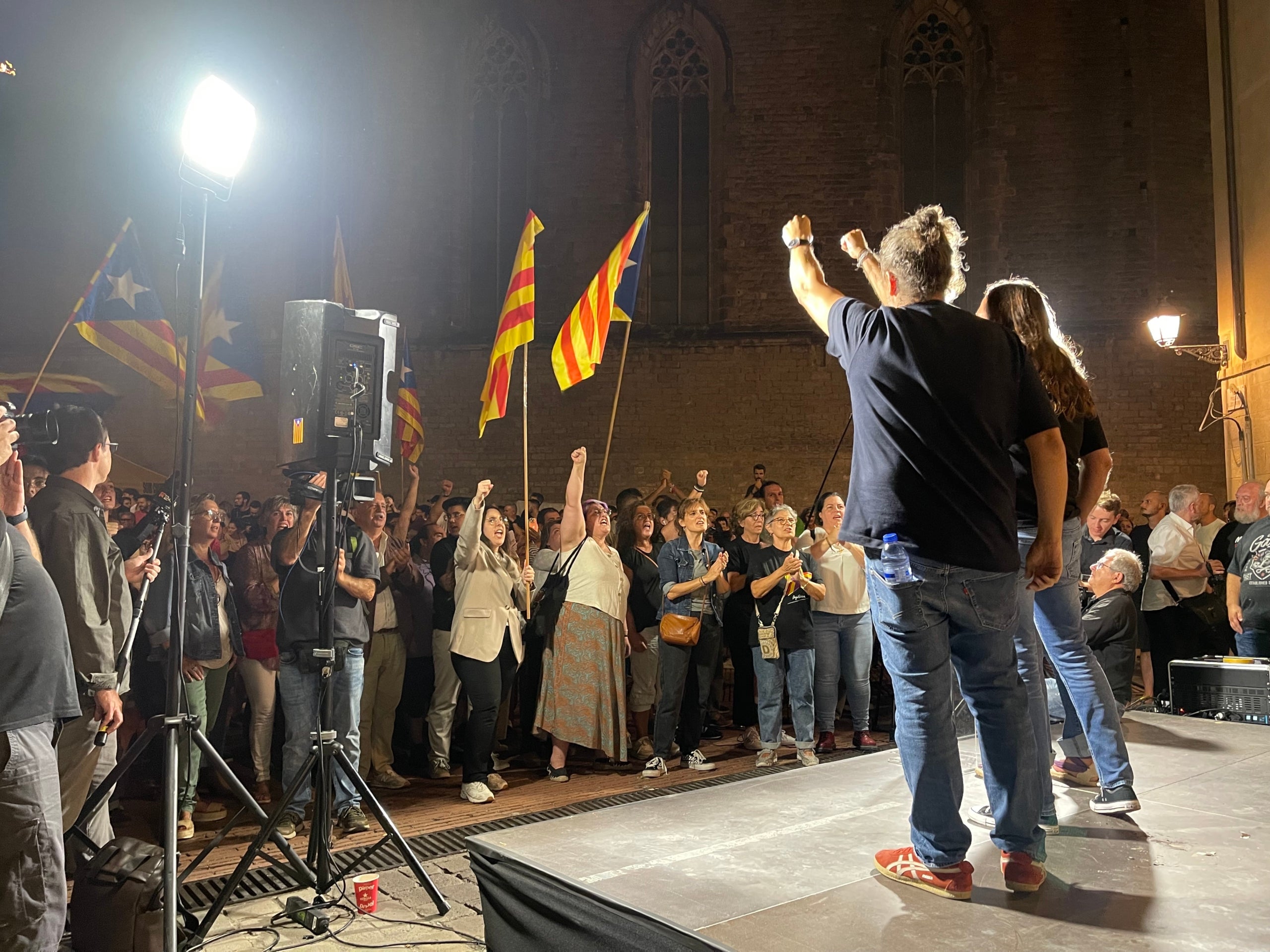 Membres d'ERC en el moment del seu discurs al Fossar/Quico Sallés
