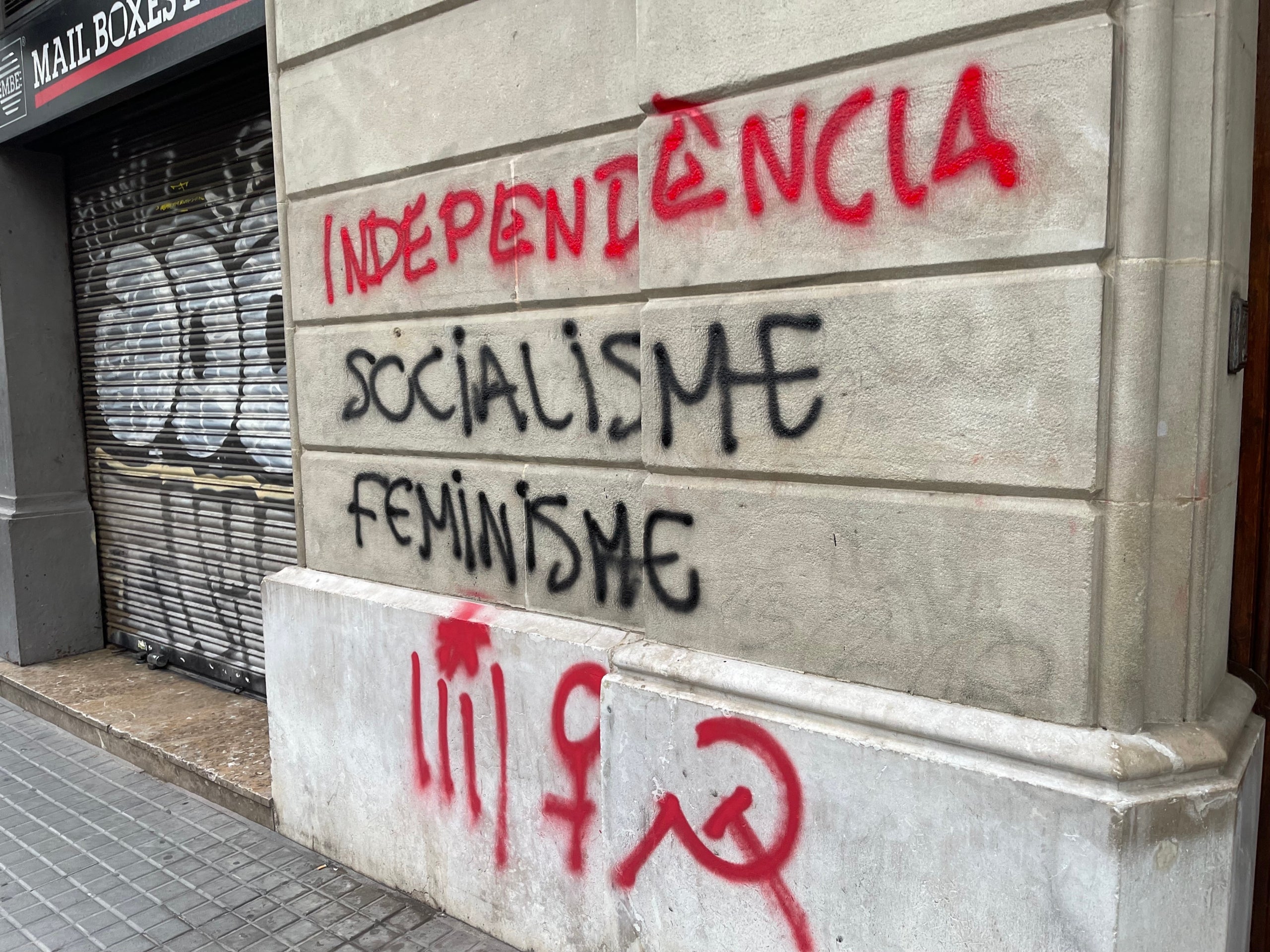 Una de las pintadas realizadas por activistas de la izquierda independentista a su paso por la Ronda San Pedro/Quico Sallés