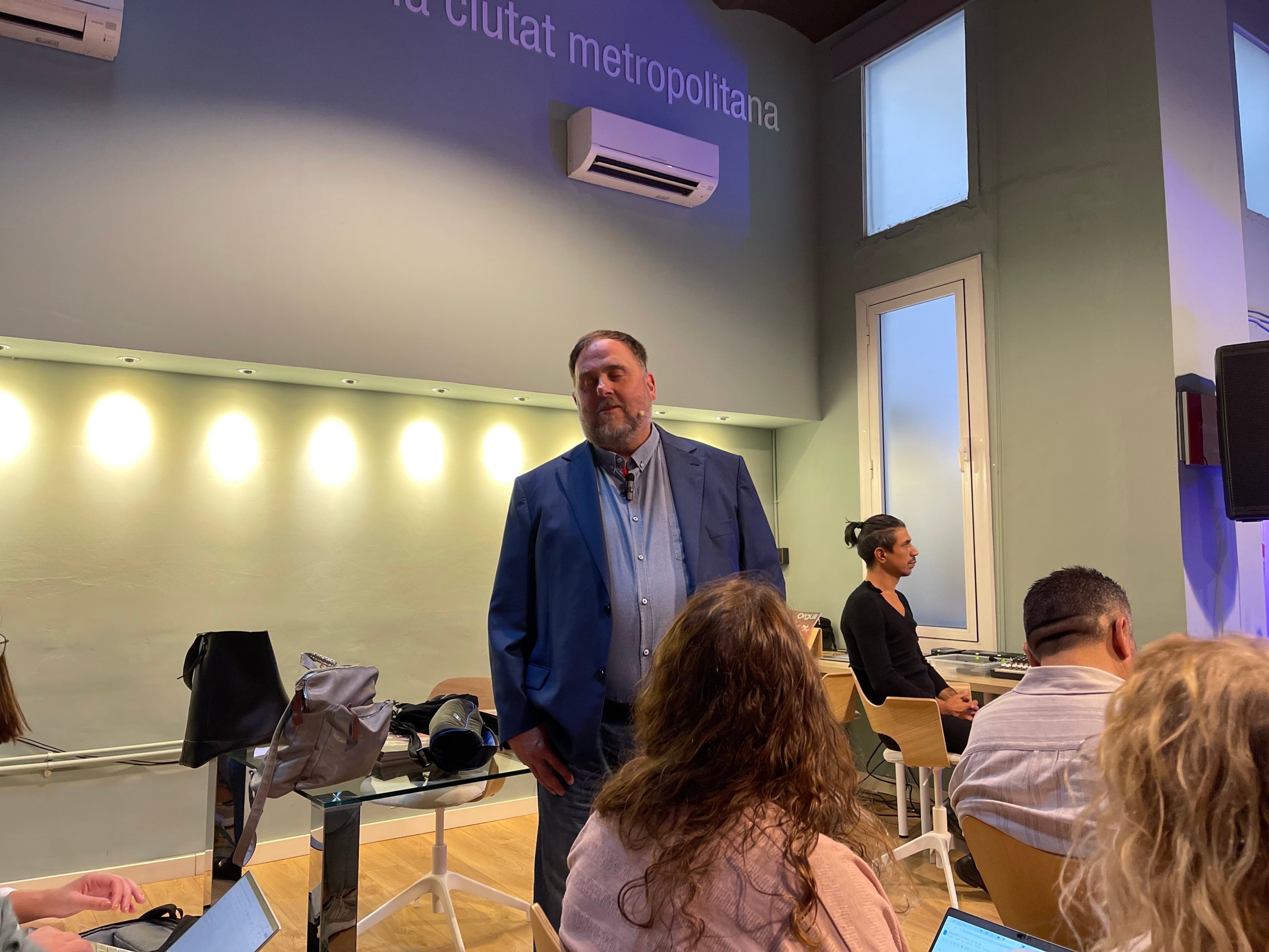 Oriol Junqueras conversa con la prensa antes de empezar el acto/Quico Sallés