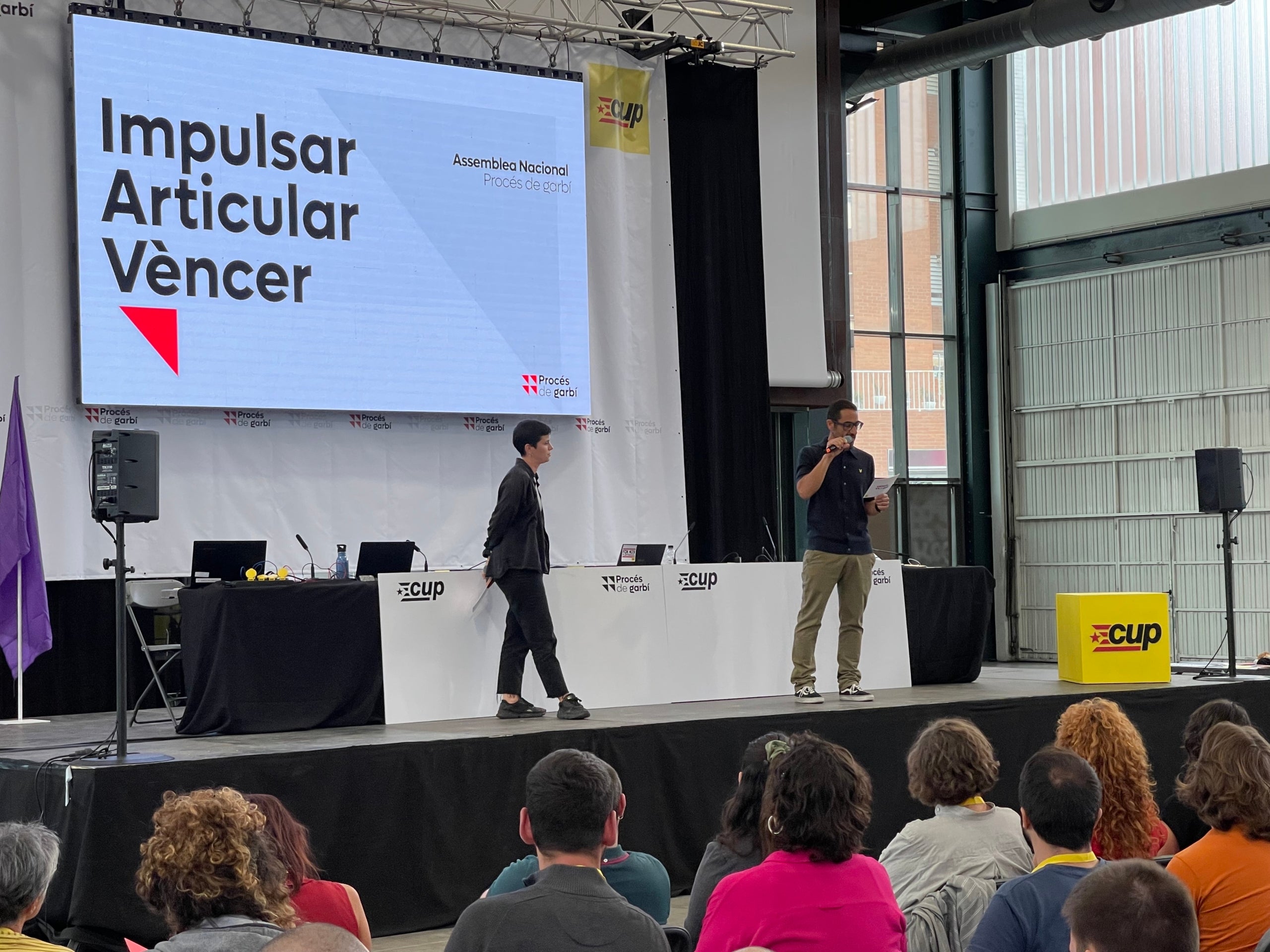 Non Casadevall i Maria Gordillo, en la seva intervenció davant l'assemblea de la CUP/Quico Sallés
