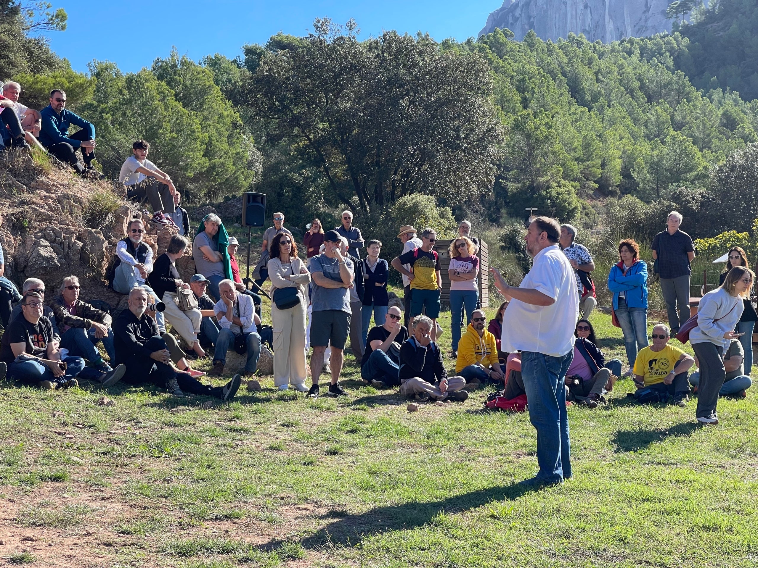Oriol Junqueras es dirigeix als militants explicant la batalla del Bruc des del mateix escenari de batussa històrica/Quico Sallés