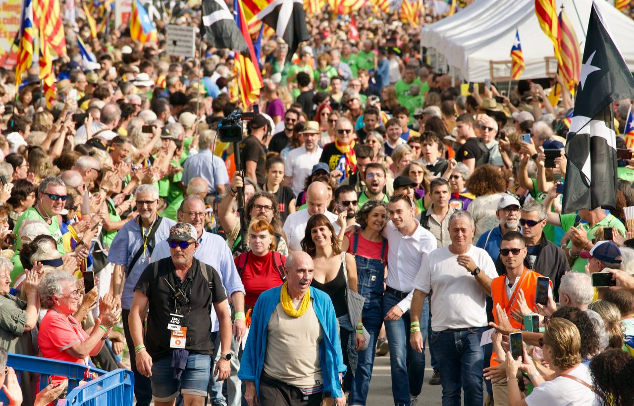 Lluís Llach, Xavier Antich, Aurora Madaula i representants de les entitats independentistes arriben a Arc de Triomf / Mireia Comas