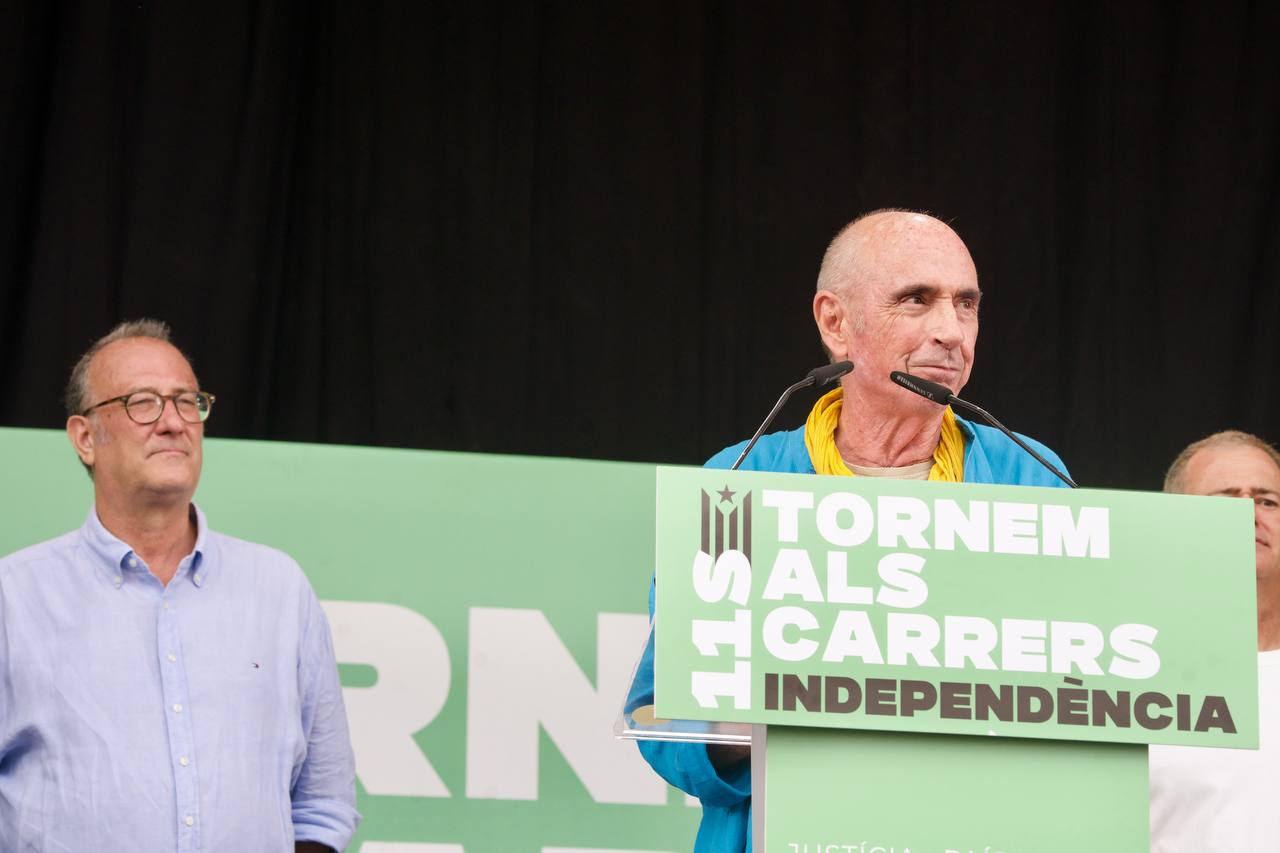 Lluís Llach, president de l'ANC, durant la lectura del manifest unitari a Arc de Triomf durant la Diada del 2024 / Mireia Comas