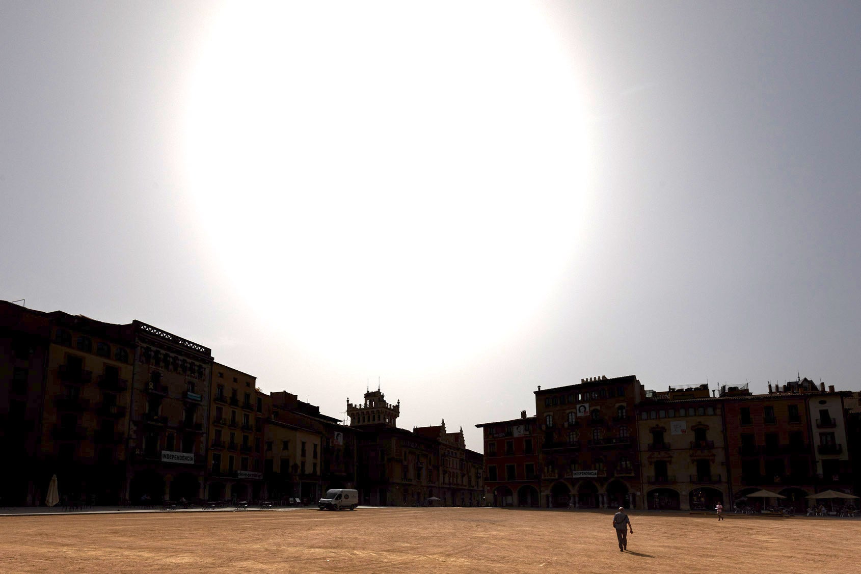 Sol de justícia sobre una plaça Major de Vic gairebé deserta, en plena onada de calor / J.B.