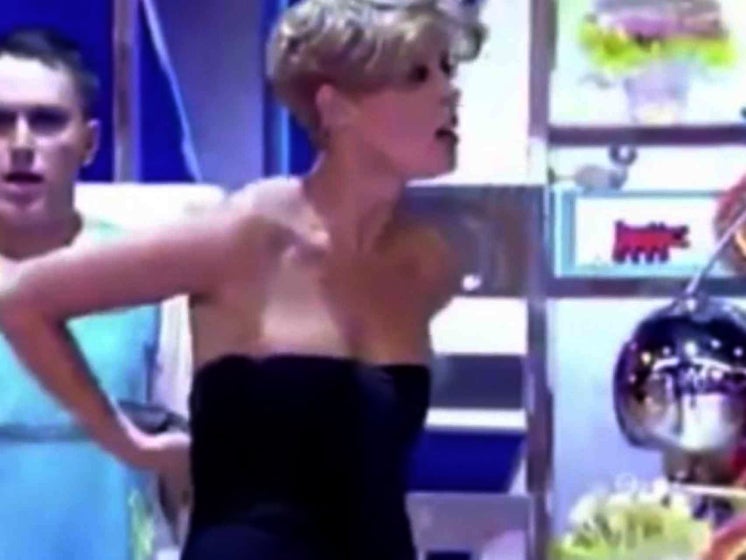 Tania Llasera va patir un accident en directe - Telecinco