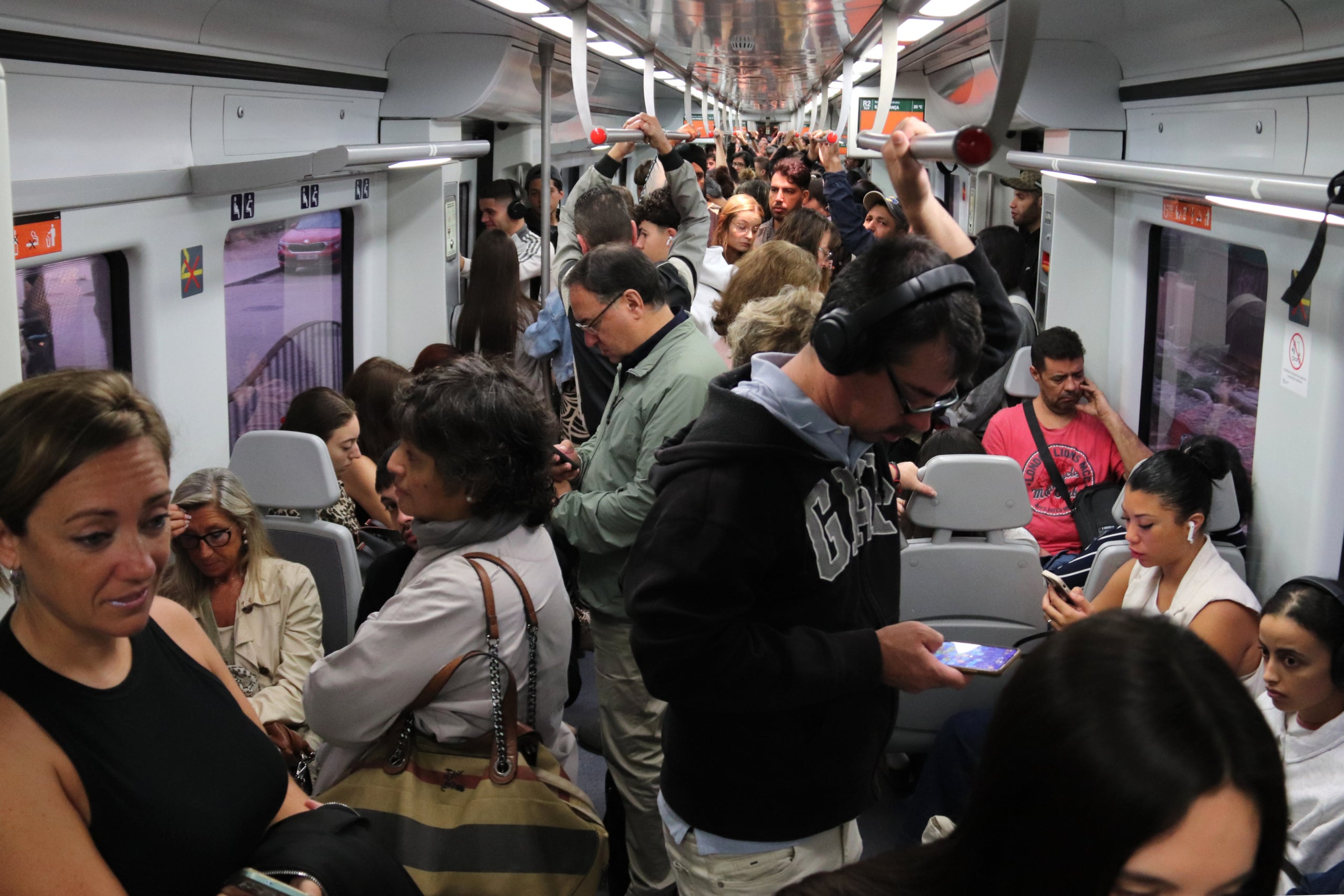 Un tren de la R2 Sur en dirección Barcelona lleno a rebosar entre Cubelles y Vilanova i la Geltrú / ACN