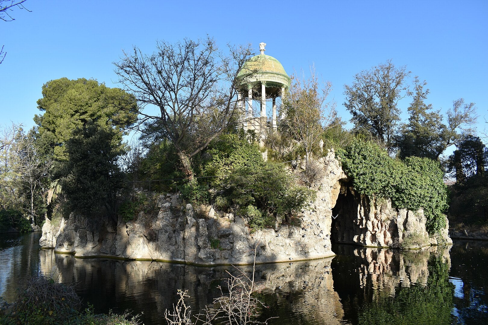 Imatge del templet del parc de Torreblanca / Canaan - Wikipedia