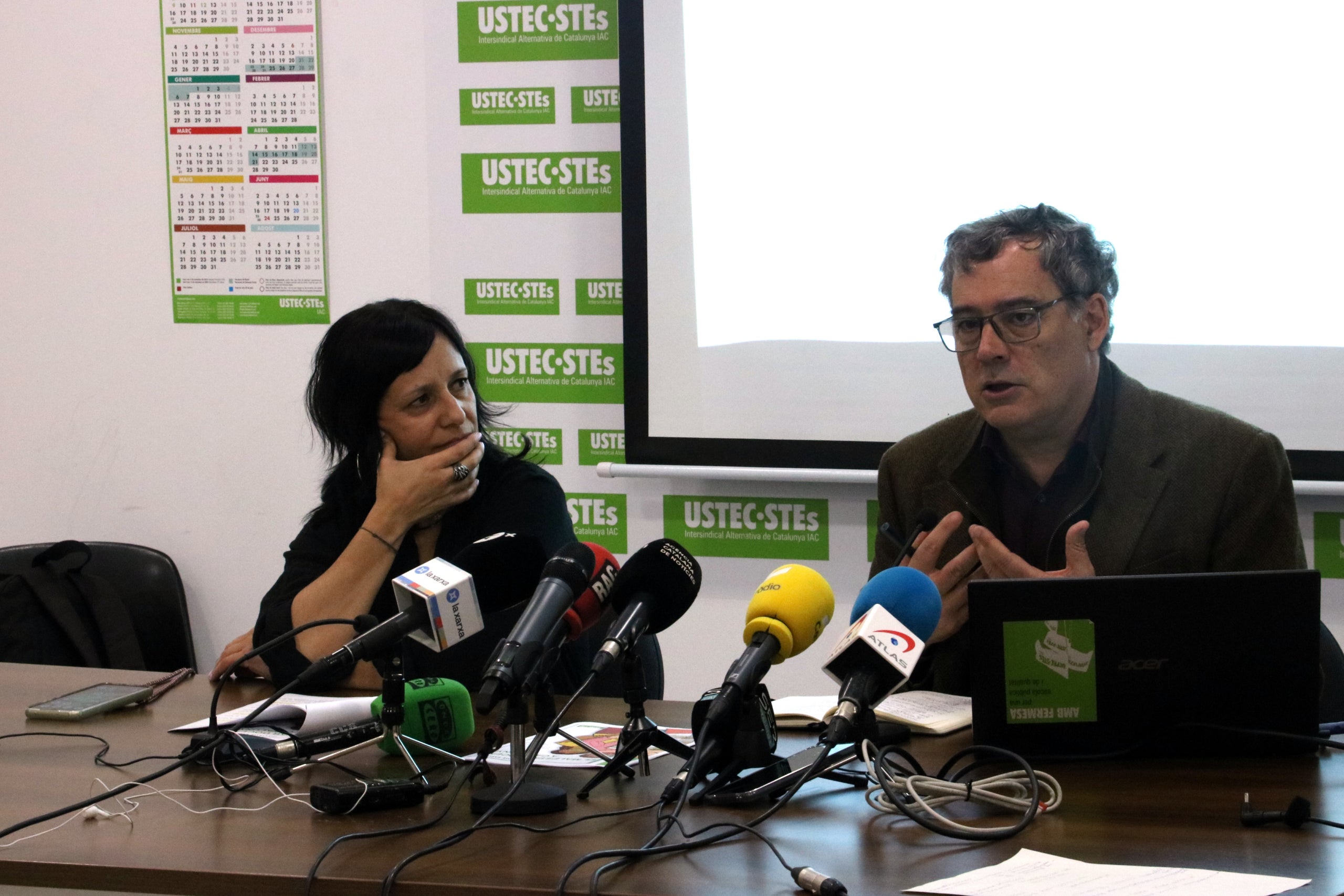 Portaveus del sindicat USTEC en la roda de premsa d'aquest dijous / María Belmez (ACN)