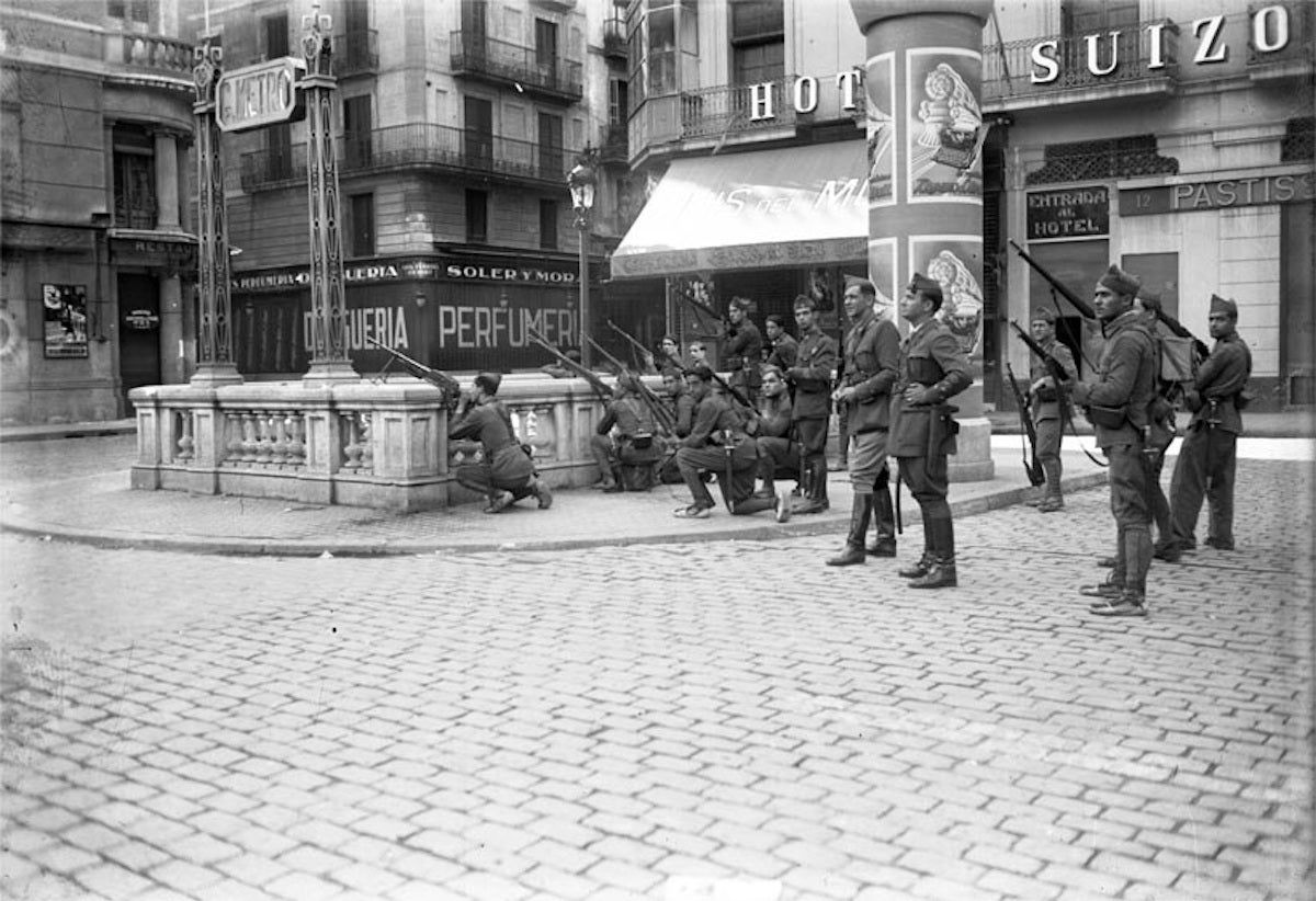 Membres de la seguretat de Palau es passegen per Barcelona durant els Fets d'Octubre de 1934/Arxiu Intermedi Pirenaic Militar