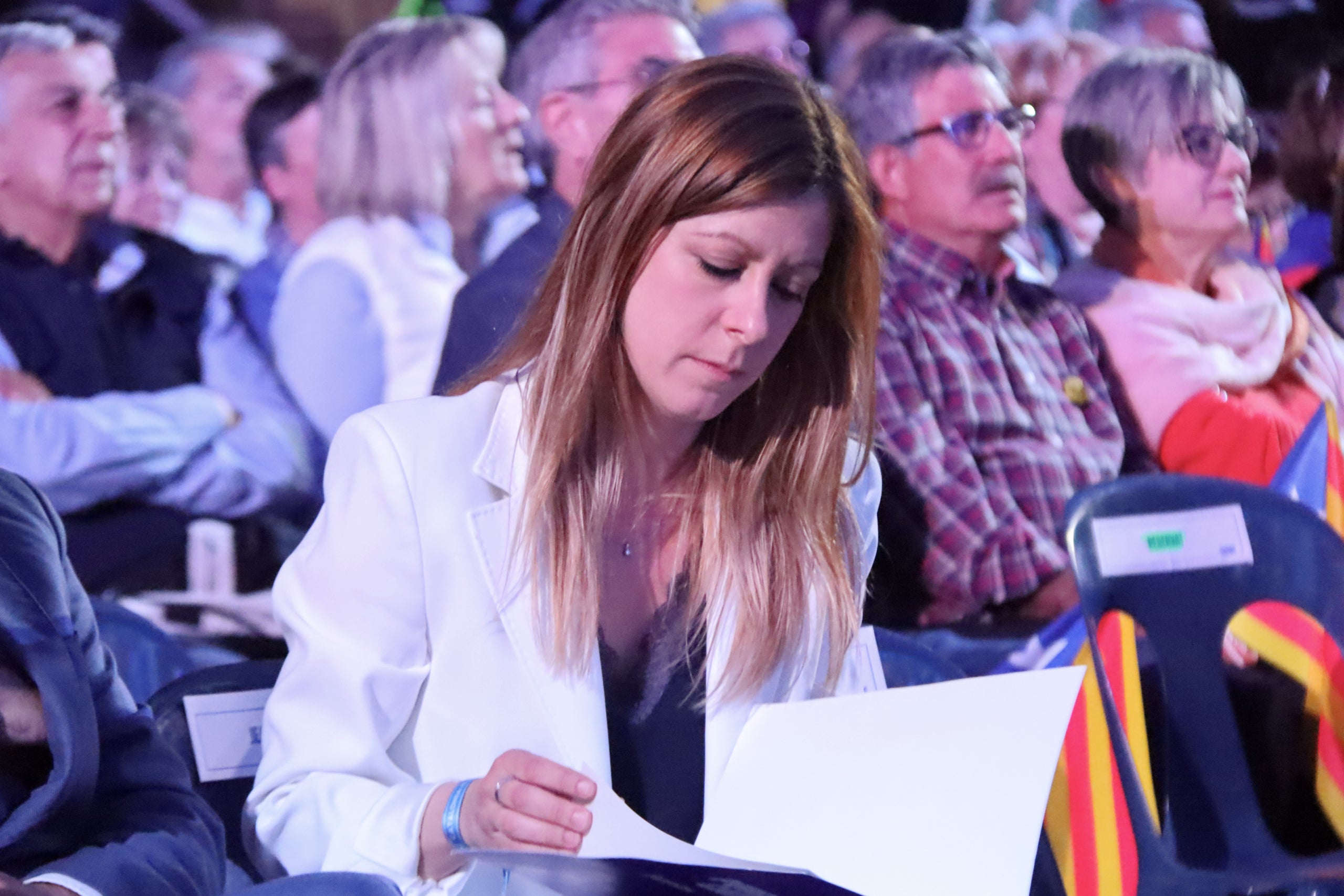 L'alcaldessa d’Isona i Conca Dellà i diputada de Junts, Jeannine Abella, repassa el seu discurs abans d’un míting a Argelers / ACN