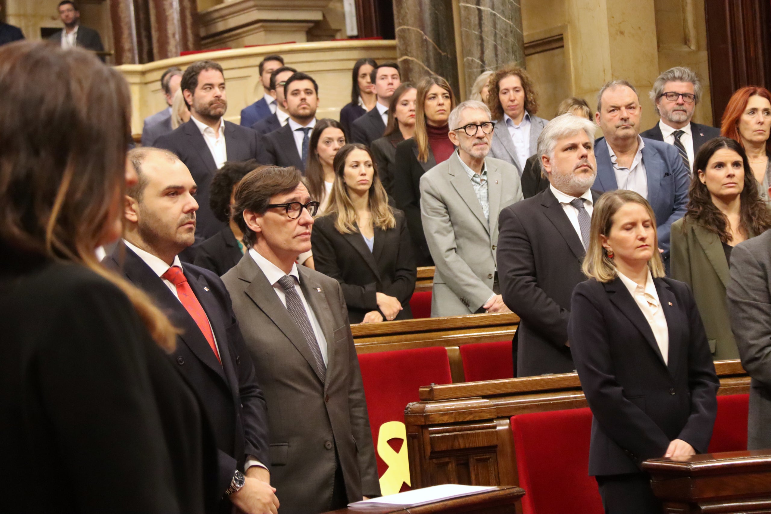 El pleno del Parlamento guarda un minuto de silencio por las víctimas de la DANA en el País Valenciano / Nico Tomás / ACN